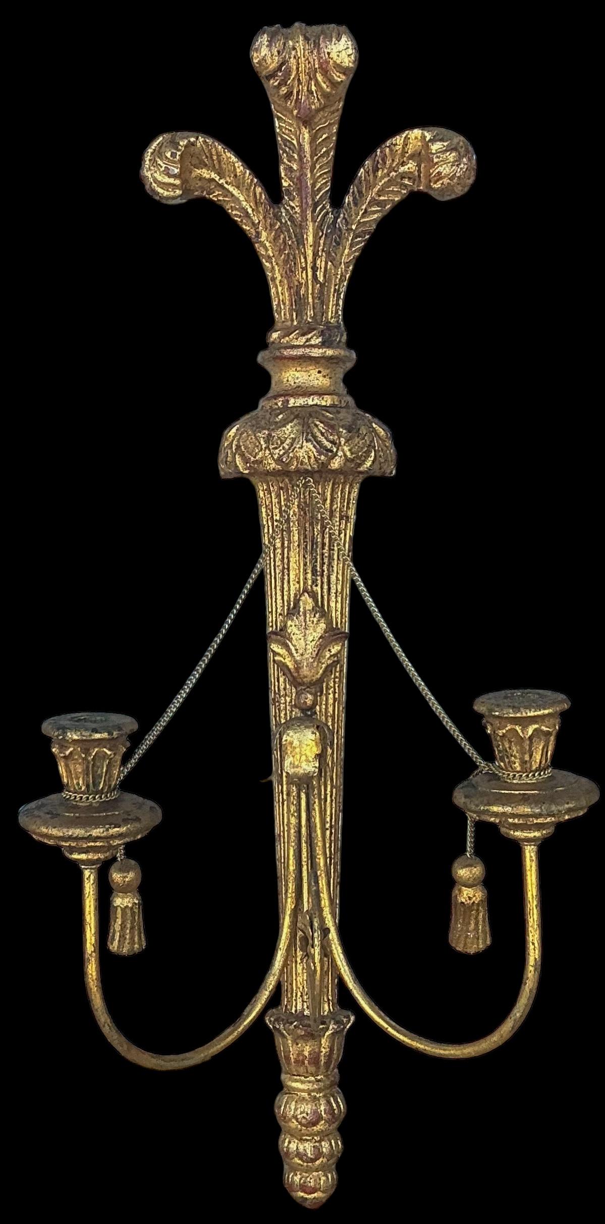 Regency Paire d'appliques de style Régence italienne en bois doré à grande échelle - glands / plumes en vente