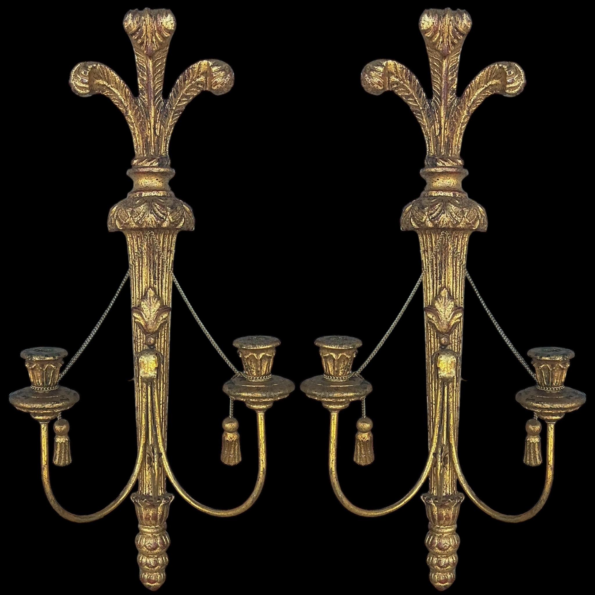 Fin du 20e siècle Paire d'appliques de style Régence italienne en bois doré à grande échelle - glands / plumes en vente