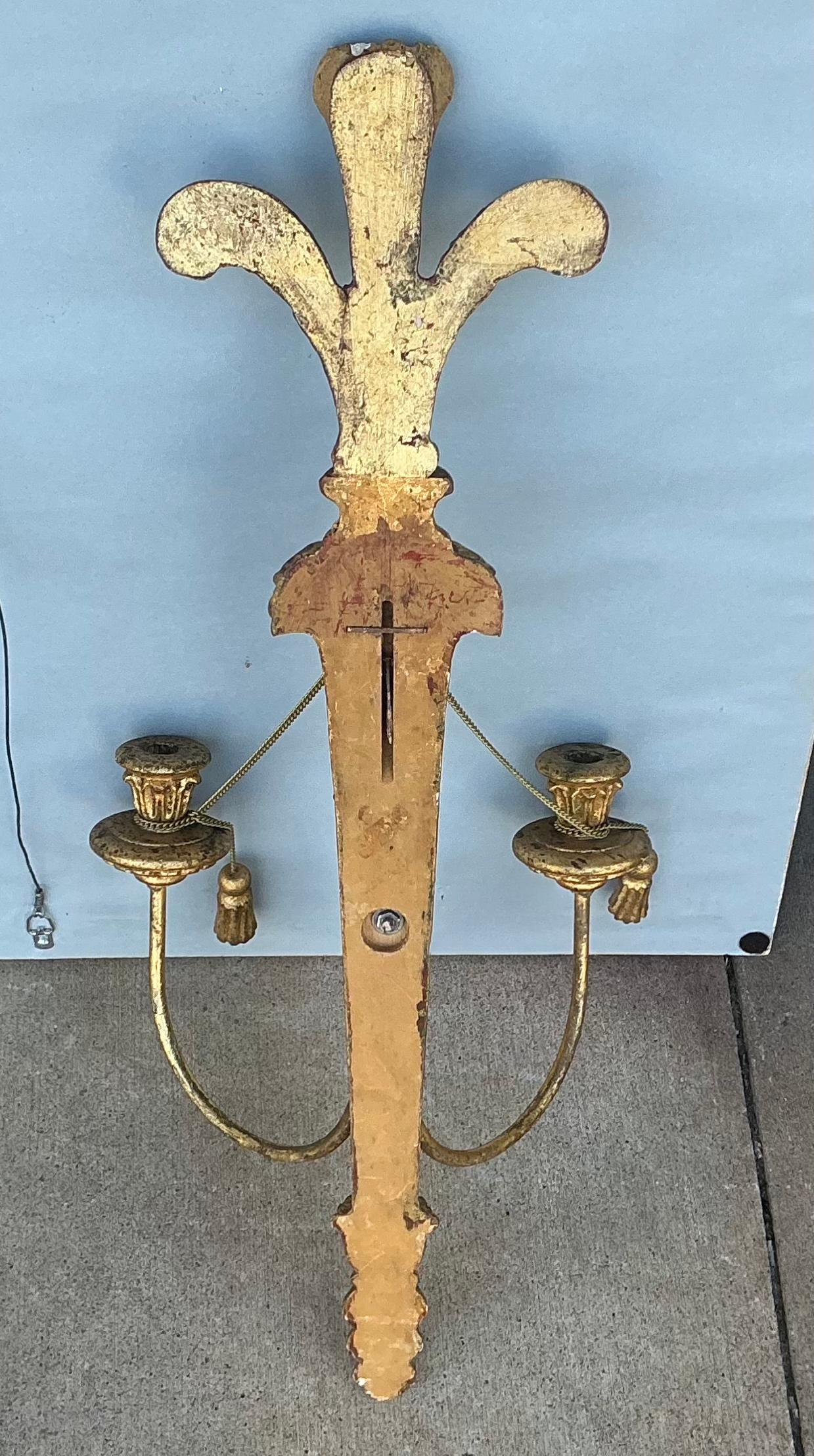 Paire d'appliques de style Régence italienne en bois doré à grande échelle - glands / plumes en vente 1