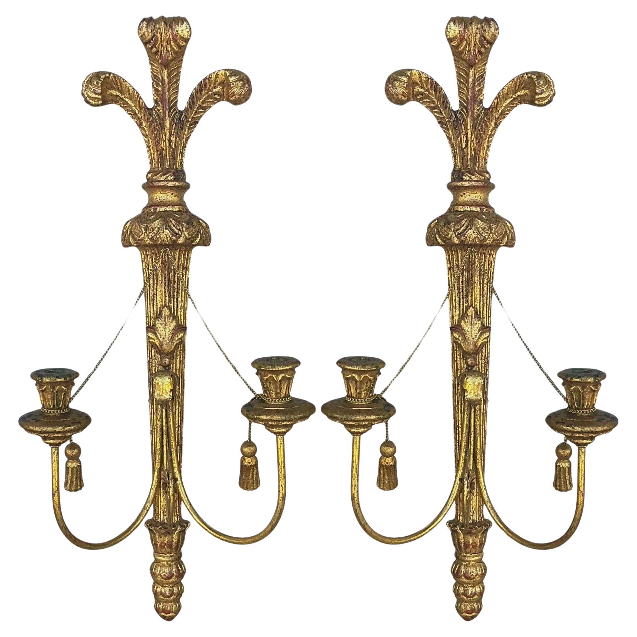 Paire d'appliques de style Régence italienne en bois doré à grande échelle - glands / plumes en vente