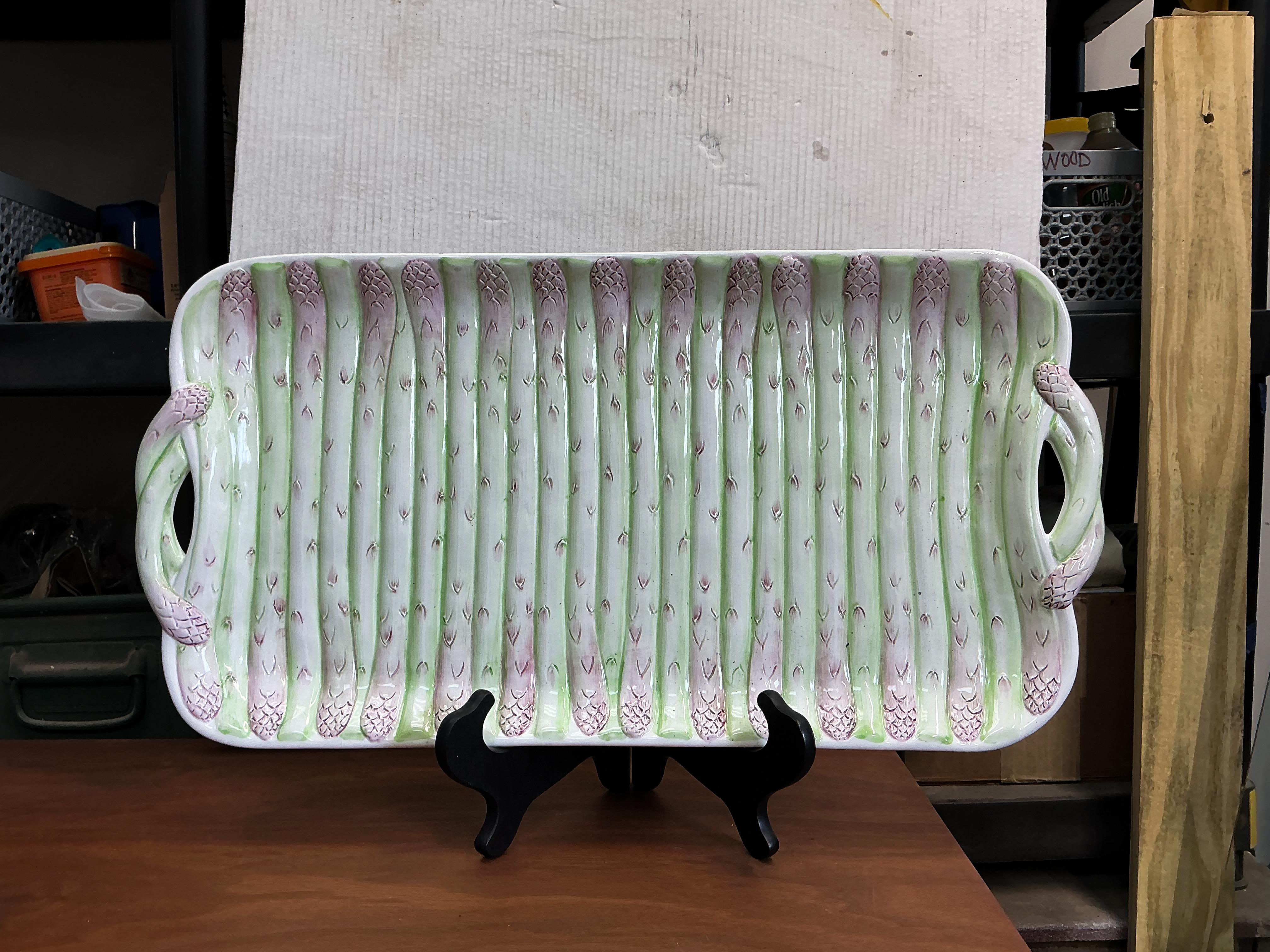 I love the size of this platter! It is an Italian hand painted asparagus form serving platter. It is a piece inspired by the 19th century French and Italian serving pieces.  It is in like new condition. 