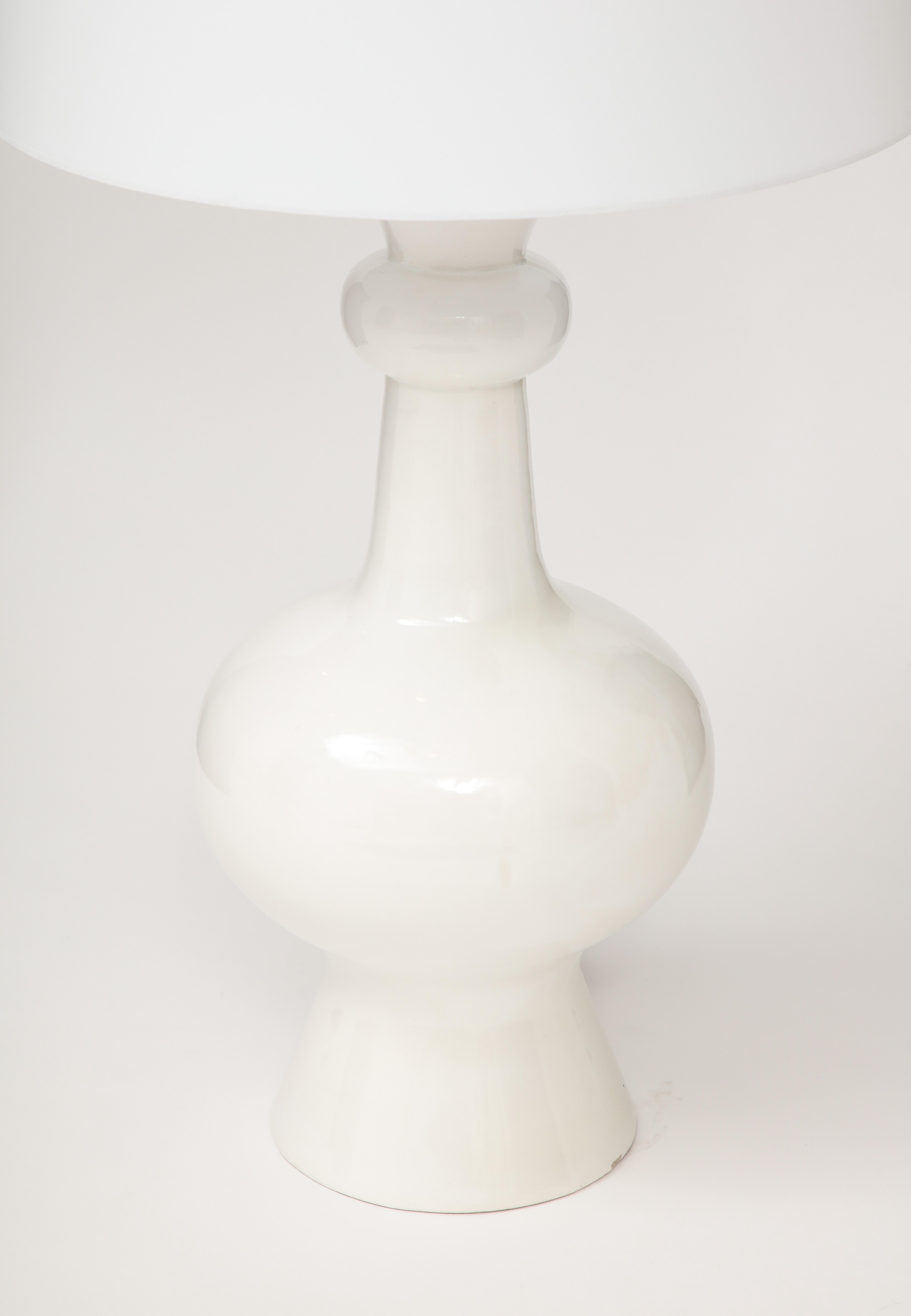 Milieu du XXe siècle Grande lampe italienne en céramique blanche, années 1960 en vente