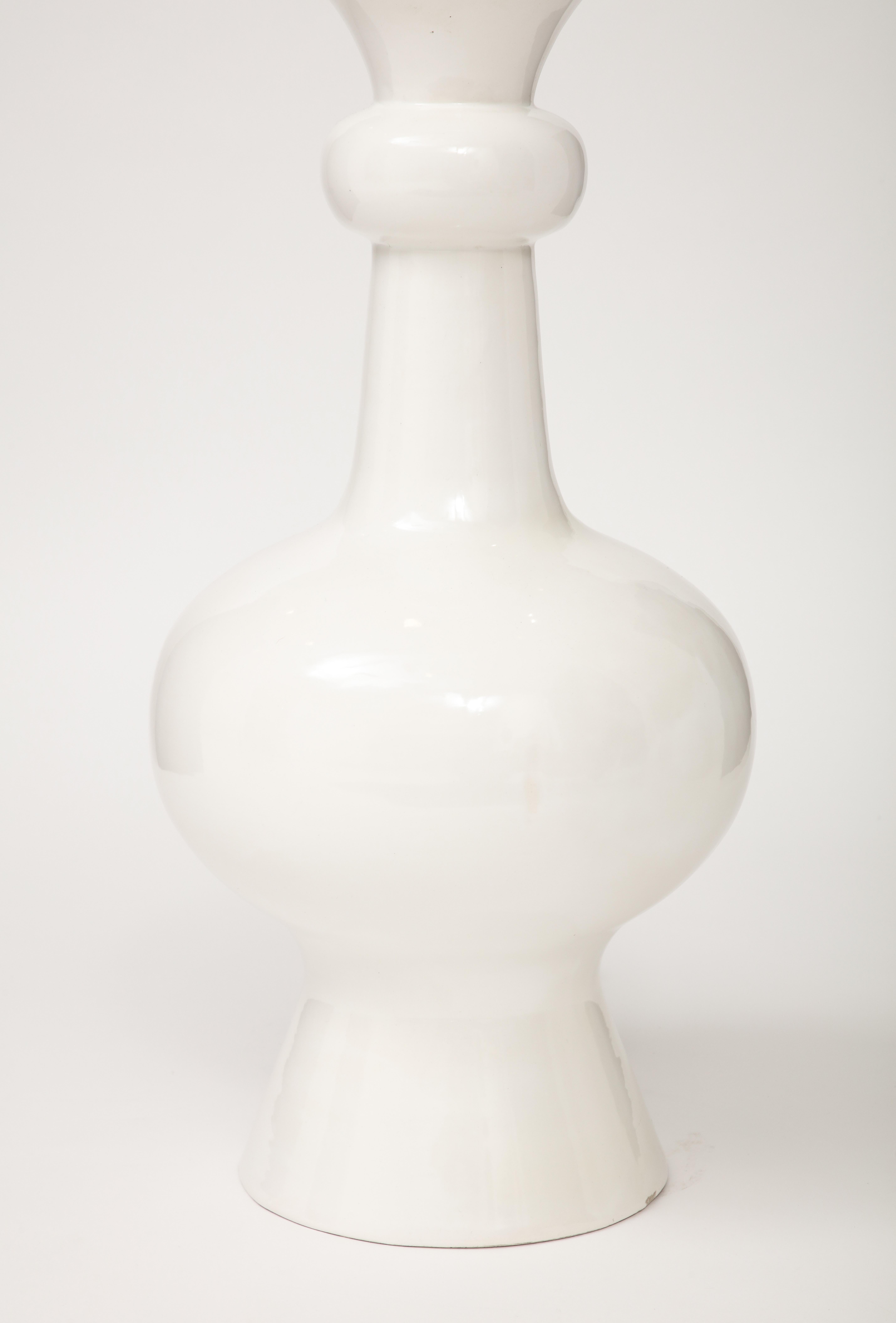 Grande lampe italienne en céramique blanche, années 1960 en vente 1