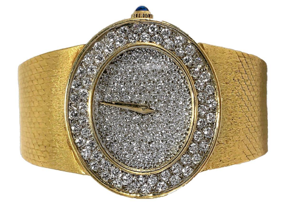 Diese auffällige und große Skala Damen Vintage Bueche Girod Armbanduhr ist aus 18k Gelbgold gefertigt und ist pavee mit einem ungefähren Gesamtgewicht von 2,25ct. von G / H Farbe und VS1 Klarheit Diamanten gesetzt. Mit einer Kopfgröße von 30 mm x 27