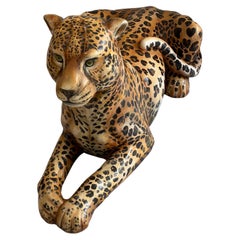 Leopardenfigur in großformatigem Stil