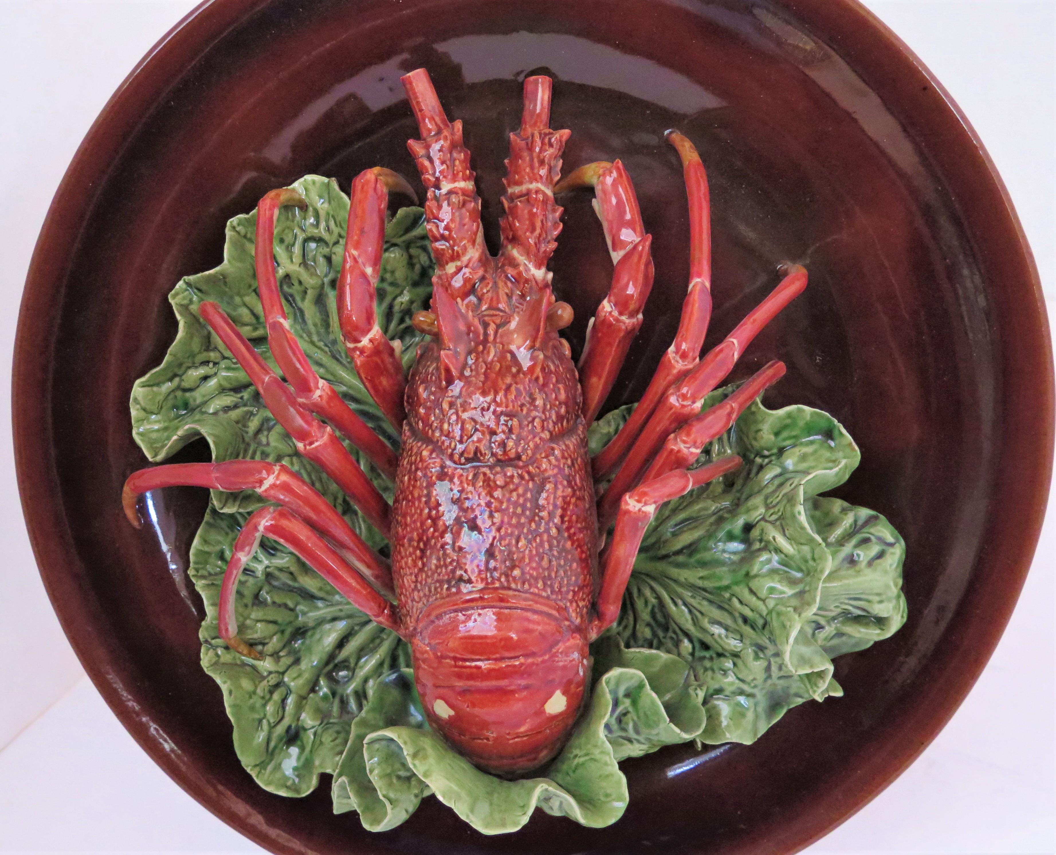 lobster waiter statue