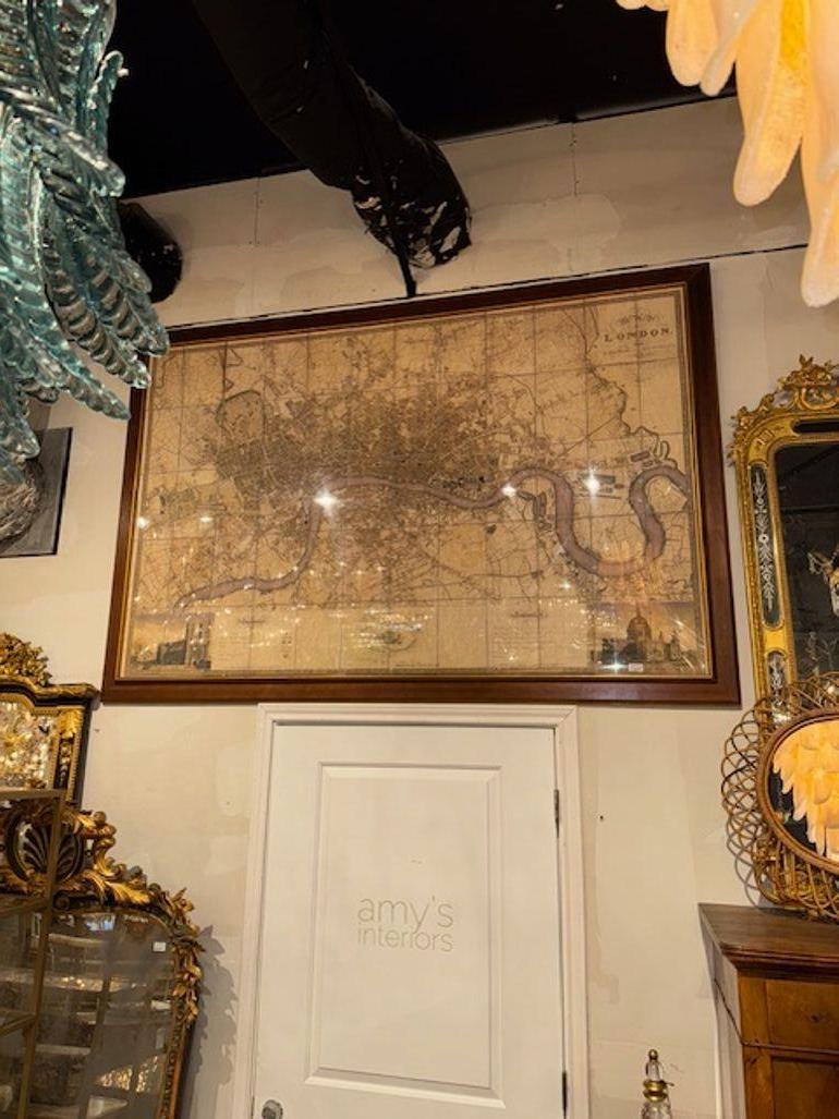 Le produit est une carte à grande échelle de la métropole londonienne, qui met l'accent sur la ville dans ses moindres détails. Il s'agit d'un objet de collection précieux pour les personnes intéressées par les cartes et les atlas, ainsi que pour