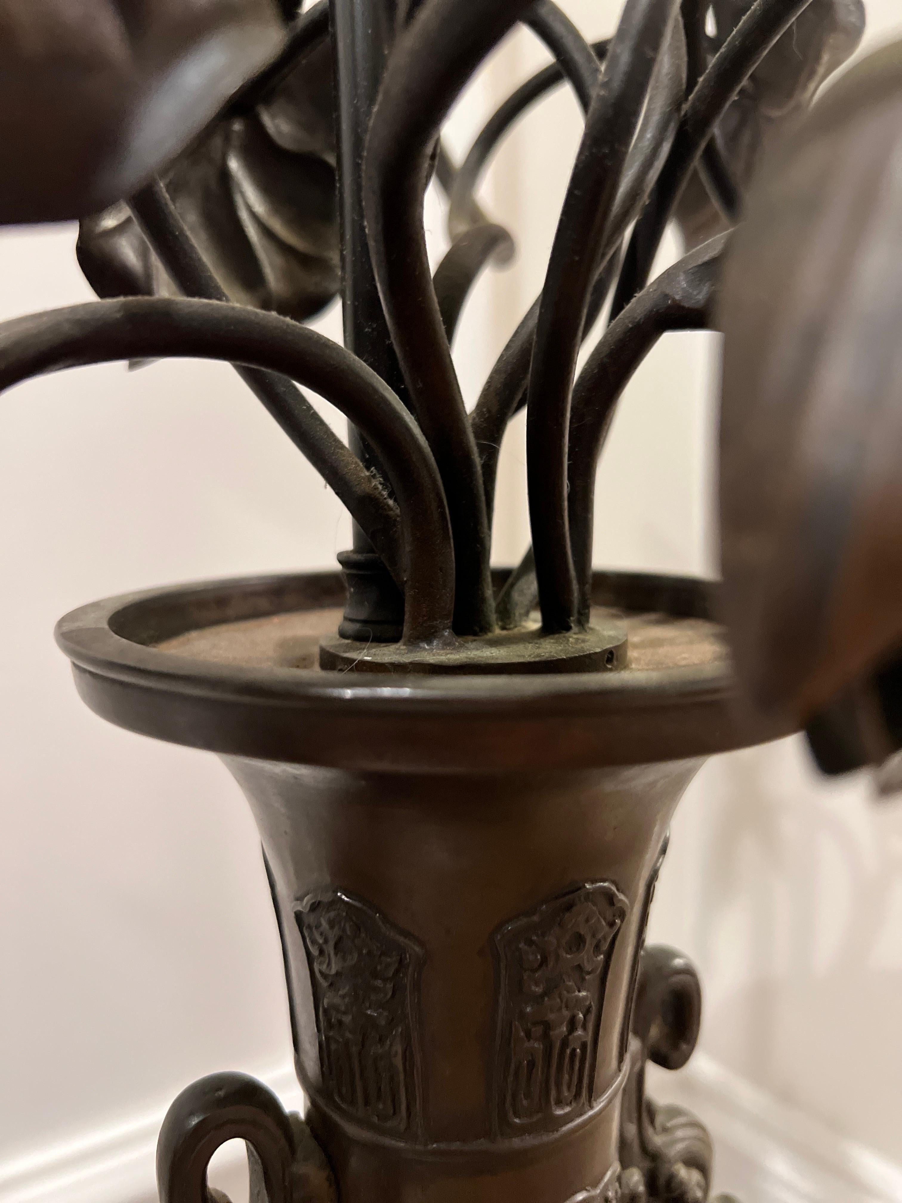 Große Meiji Japanese Bronze Tischlampe W / Floral Kandelaber Halterungen im Angebot 5