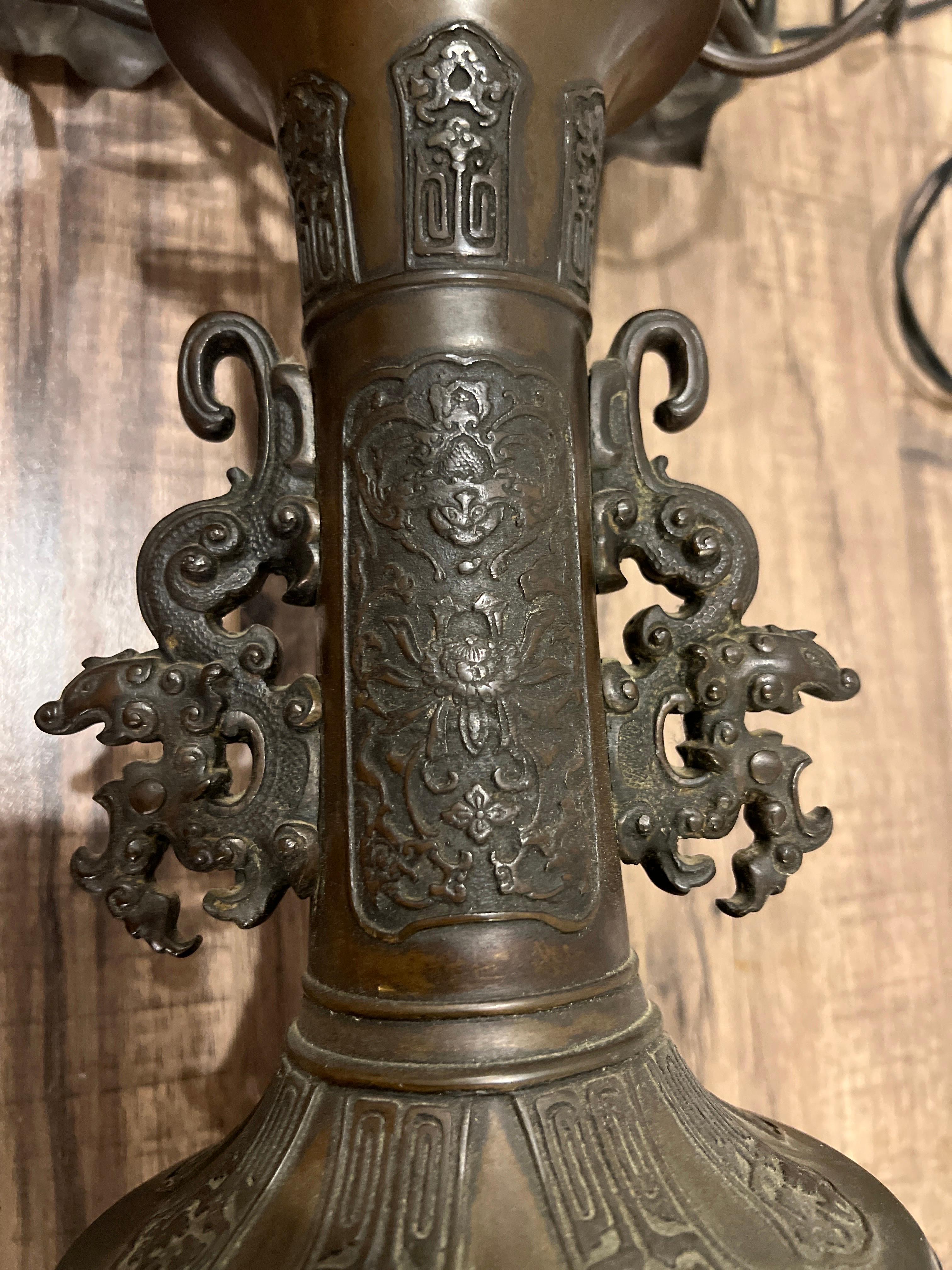 Große Meiji Japanese Bronze Tischlampe W / Floral Kandelaber Halterungen im Angebot 7