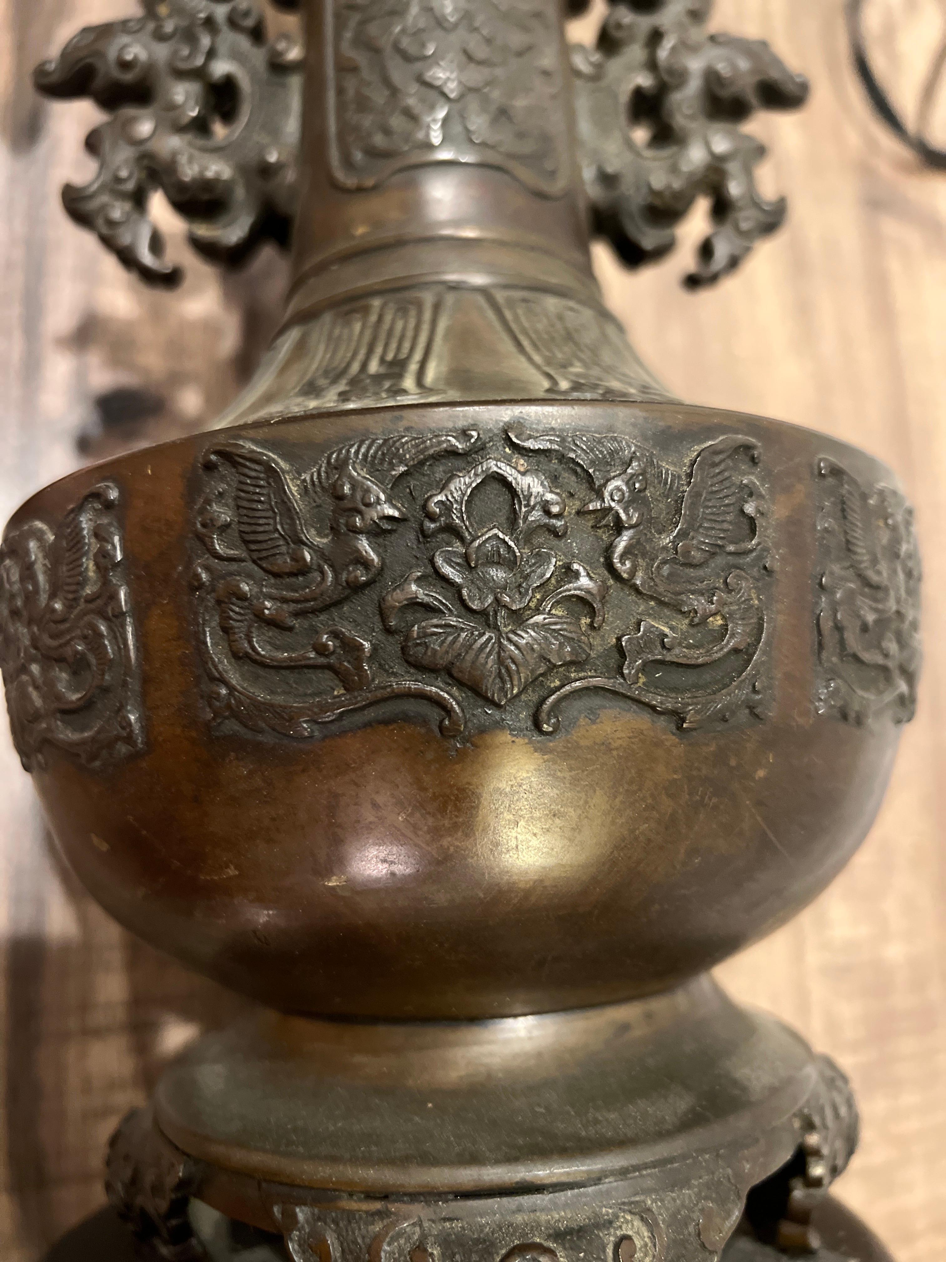 Große Meiji Japanese Bronze Tischlampe W / Floral Kandelaber Halterungen im Angebot 8