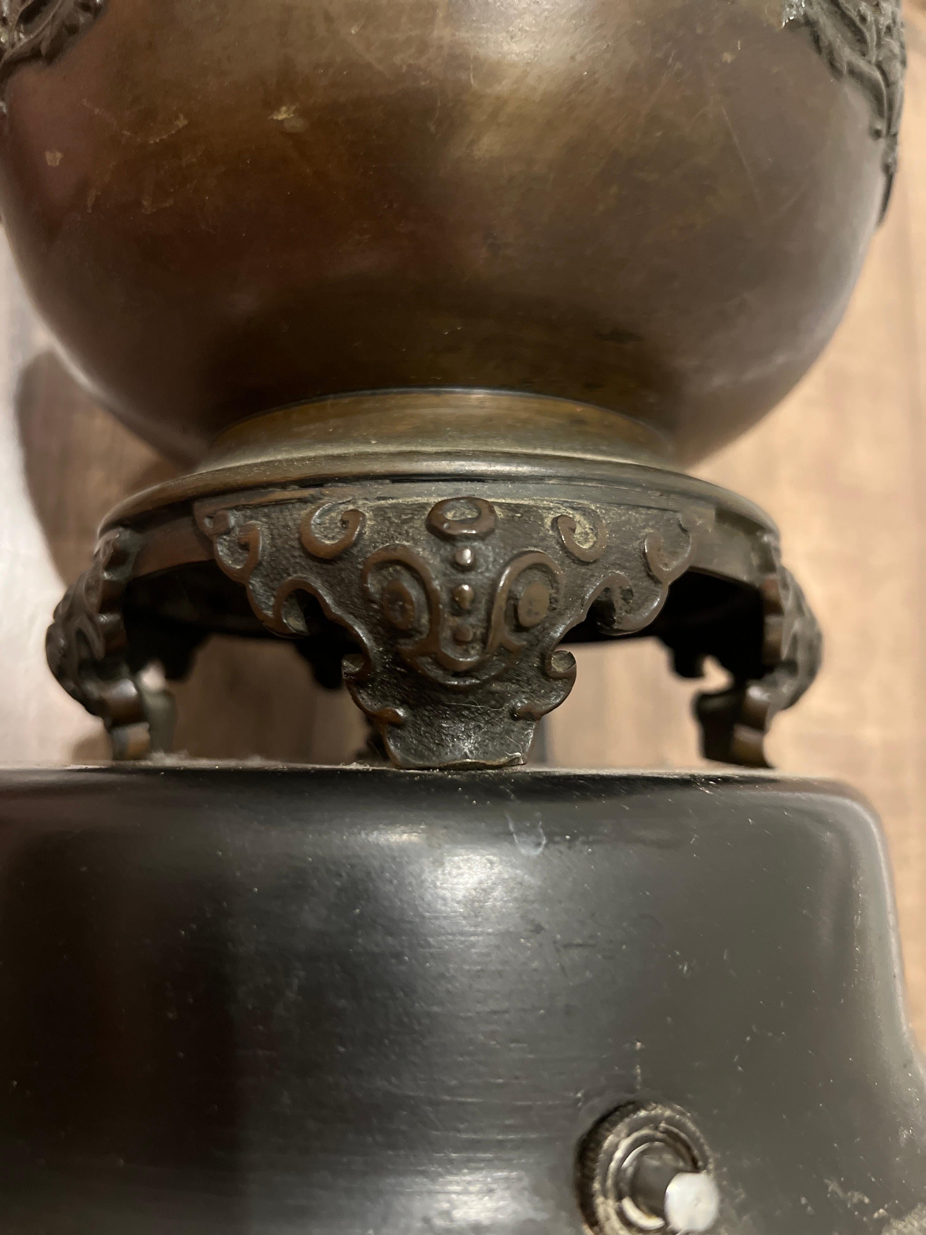 Große Meiji Japanese Bronze Tischlampe W / Floral Kandelaber Halterungen im Angebot 9