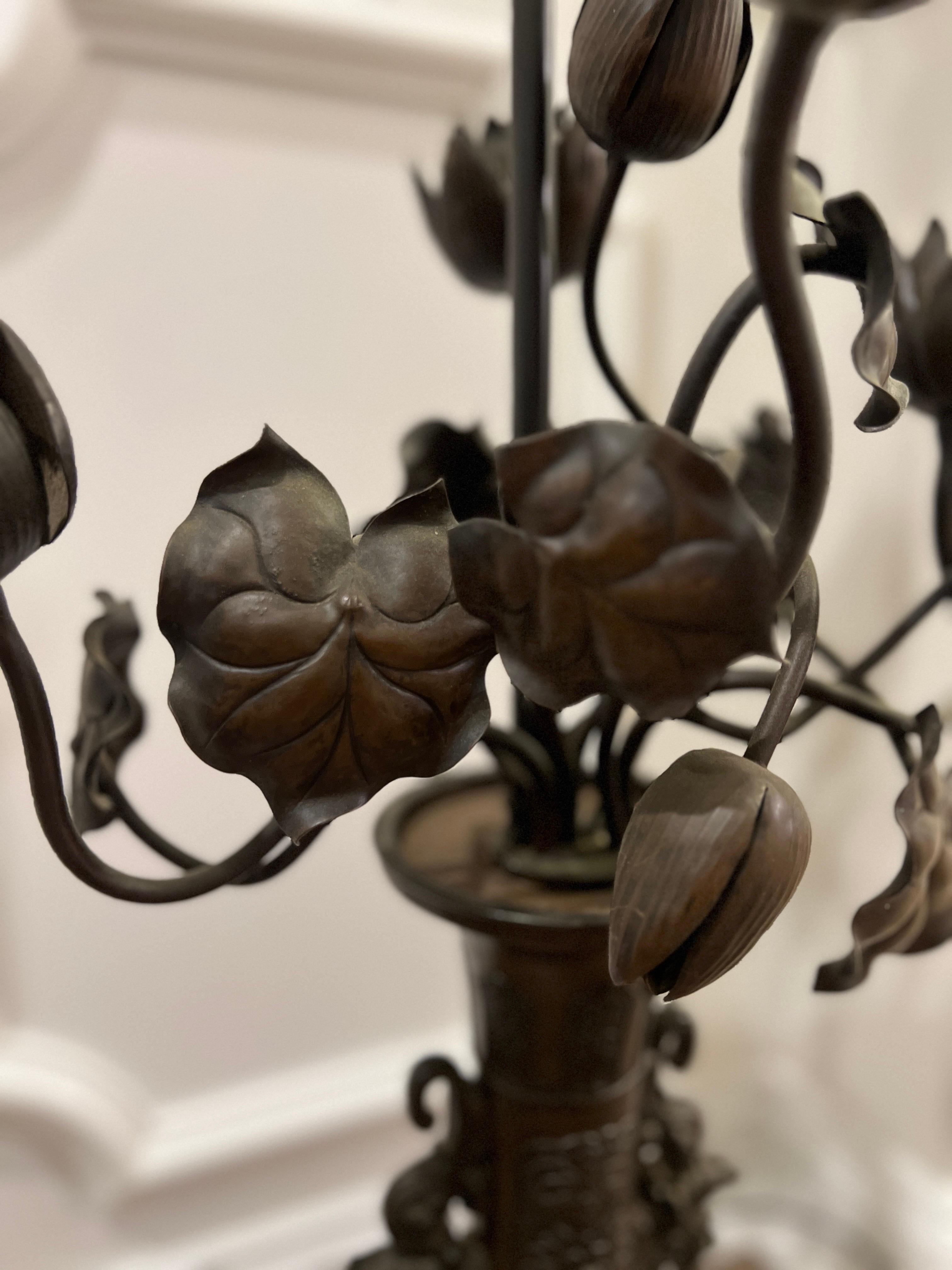 Große Meiji Japanese Bronze Tischlampe W / Floral Kandelaber Halterungen im Angebot 10