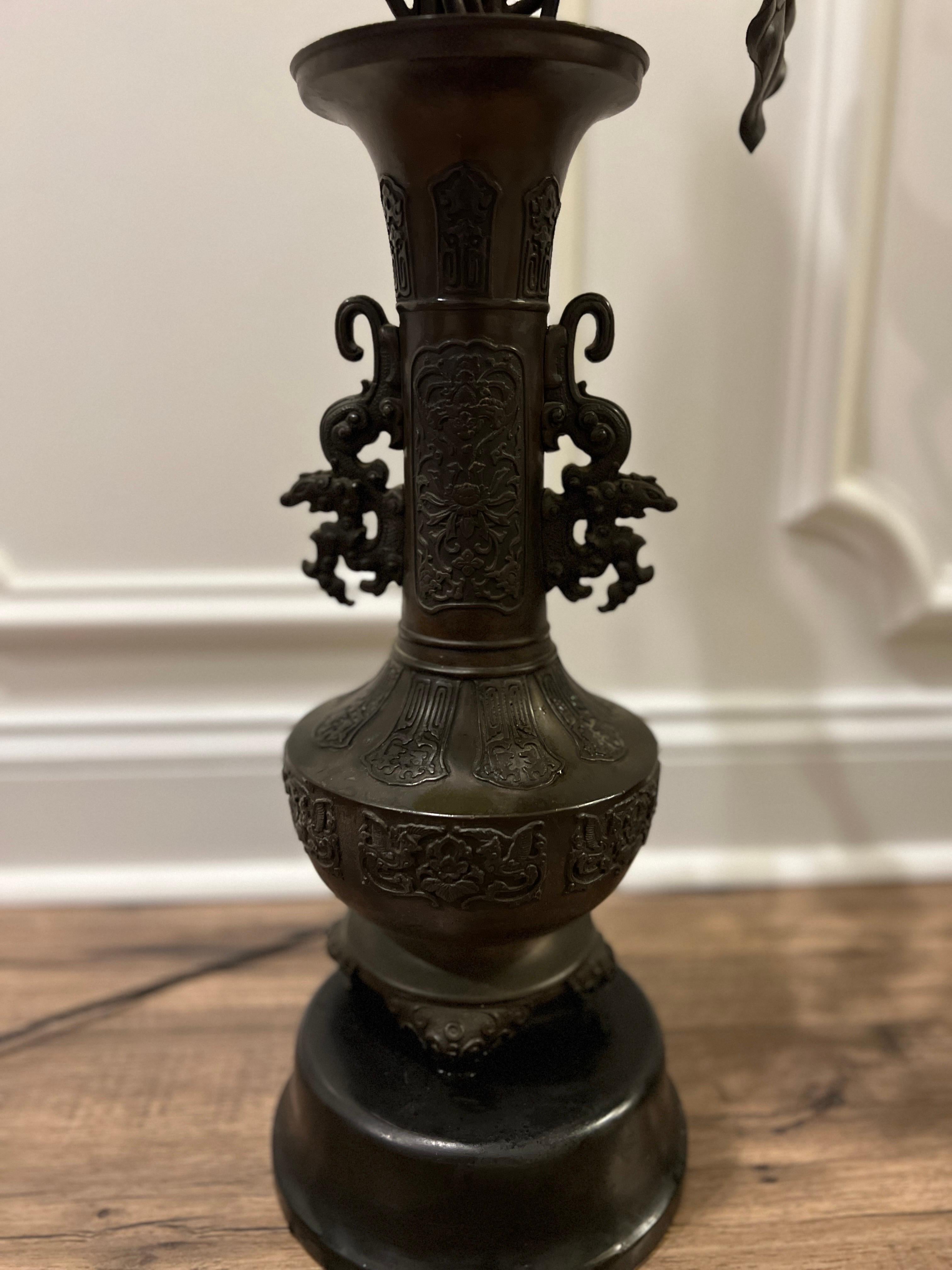 Große Meiji Japanese Bronze Tischlampe W / Floral Kandelaber Halterungen (Ästhetizismus) im Angebot