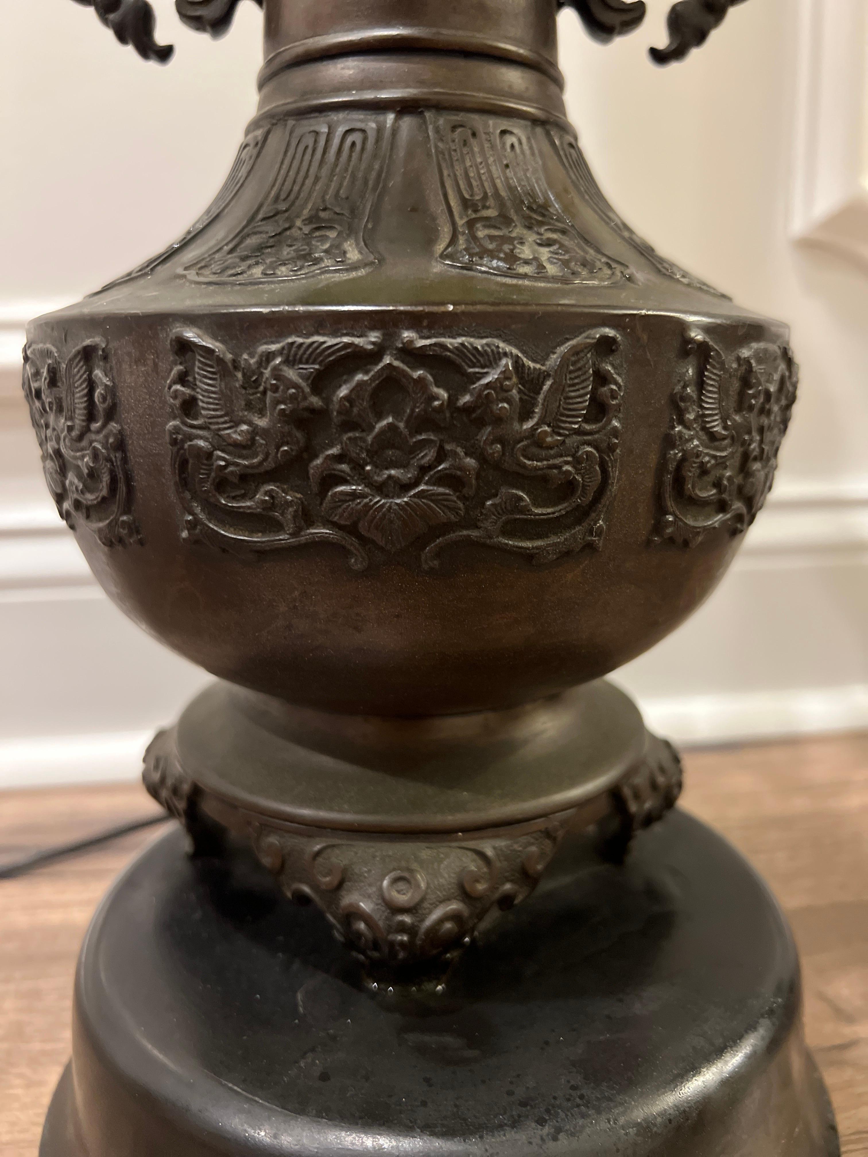 Große Meiji Japanese Bronze Tischlampe W / Floral Kandelaber Halterungen im Angebot 1