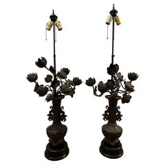 Grande lampe de bureau japonaise Meiji en bronze avec montures de candélabres à fleurs