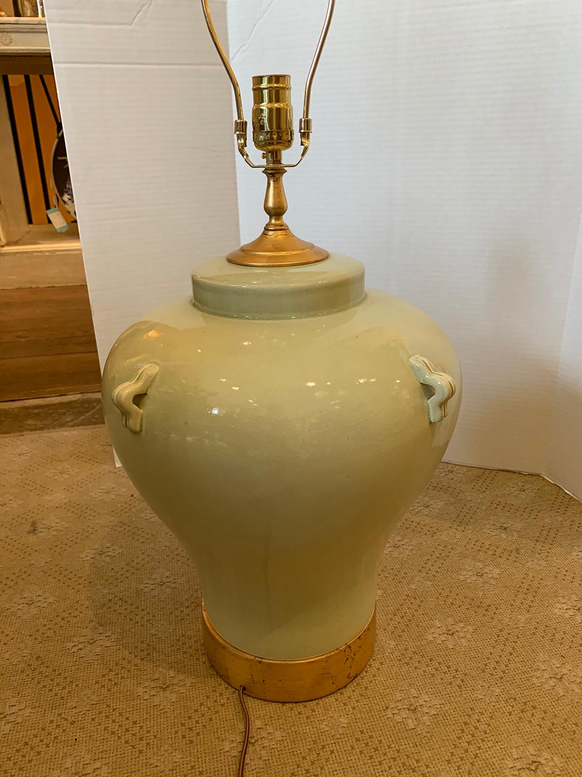 Large Scale Mitte des 20. Jahrhunderts Celadon Keramik Lampe auf benutzerdefinierte Giltwood Basis im Angebot 8