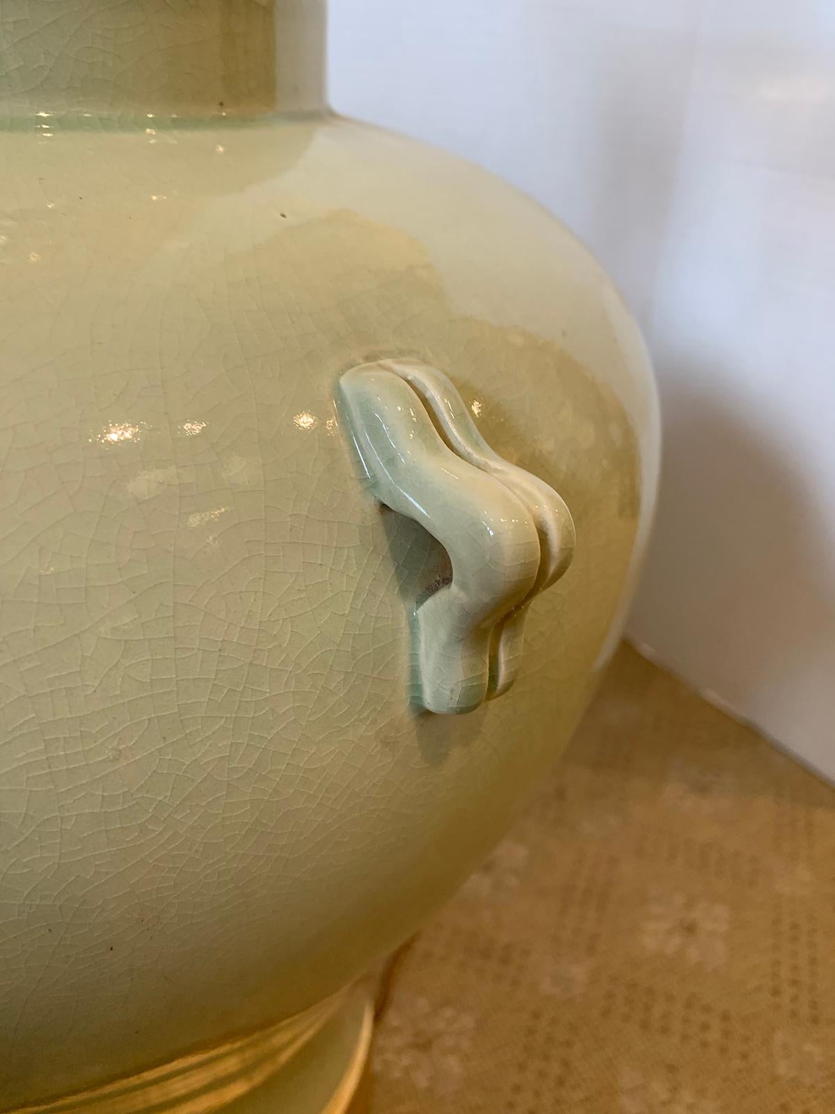 Large Scale Mitte des 20. Jahrhunderts Celadon Keramik Lampe auf benutzerdefinierte Giltwood Basis im Angebot 2