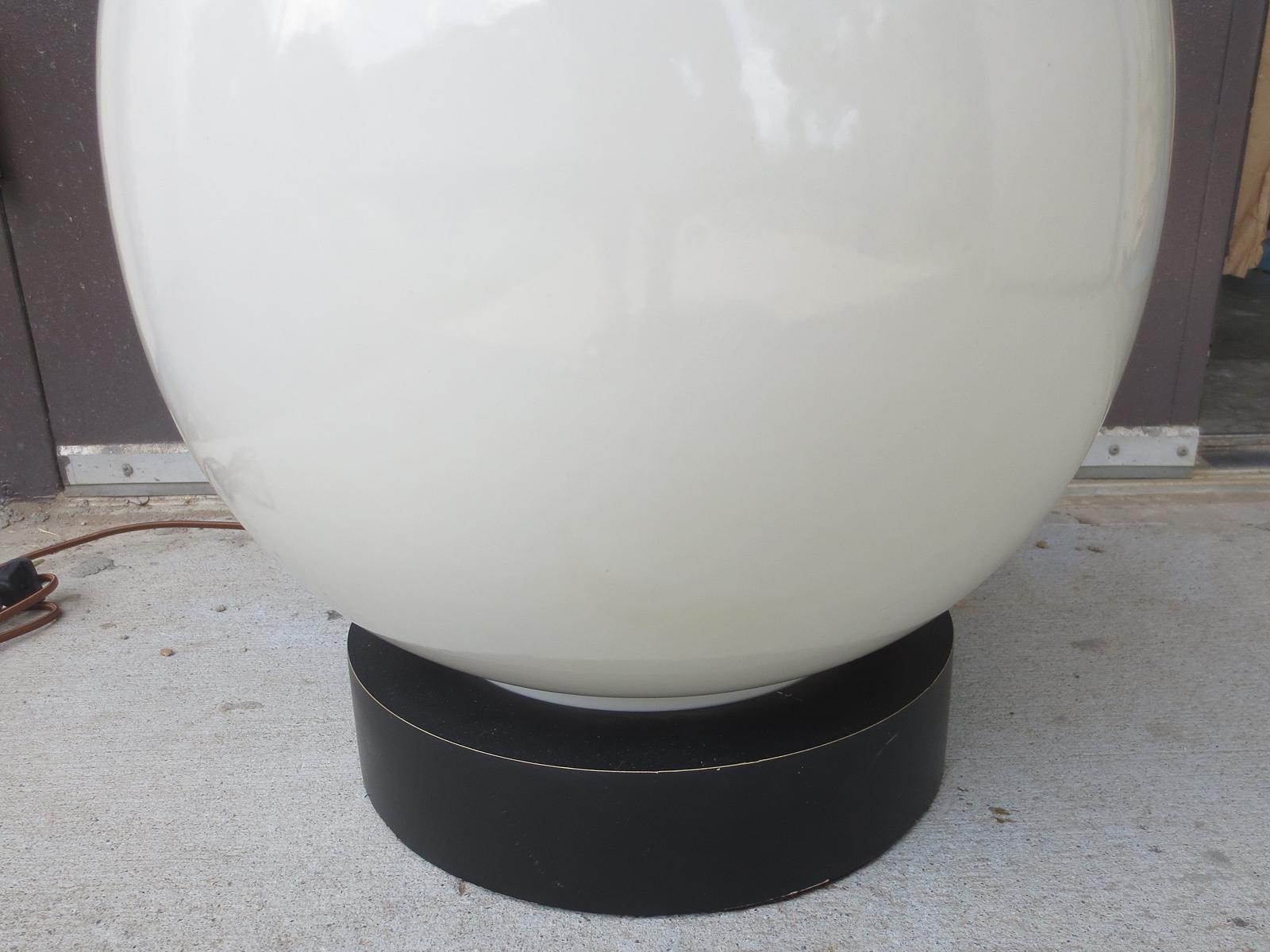 Large Scale Mid-20th Century Round White Ceramic Lamp, Black Base, circa 1960s For Sale 9
