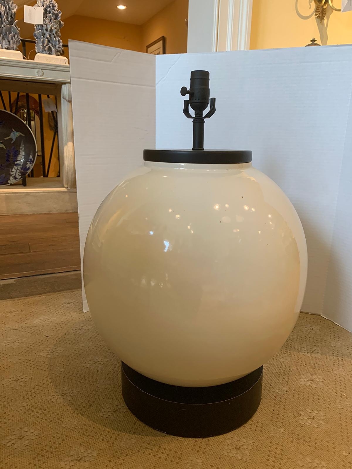 Large Scale Mid-20th Century Round White Ceramic Lamp, Black Base, circa 1960s In Good Condition For Sale In Atlanta, GA
