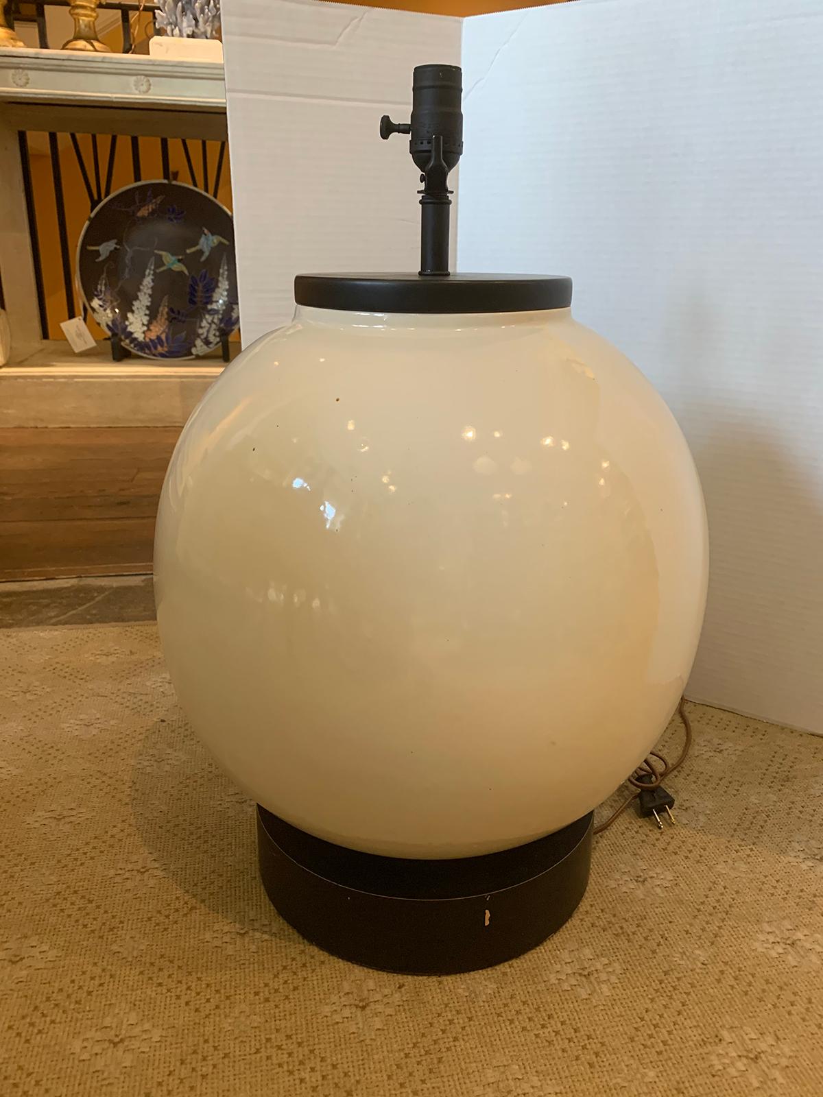 Large Scale Mid-20th Century Round White Ceramic Lamp, Black Base, circa 1960s For Sale 1