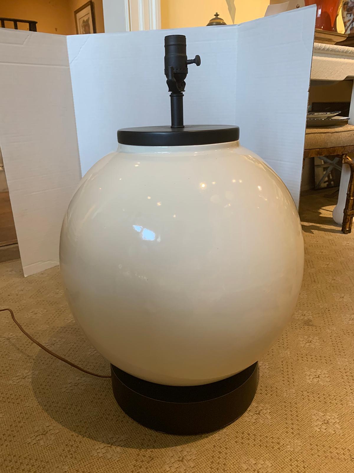 Large Scale Mid-20th Century Round White Ceramic Lamp, Black Base, circa 1960s For Sale 4