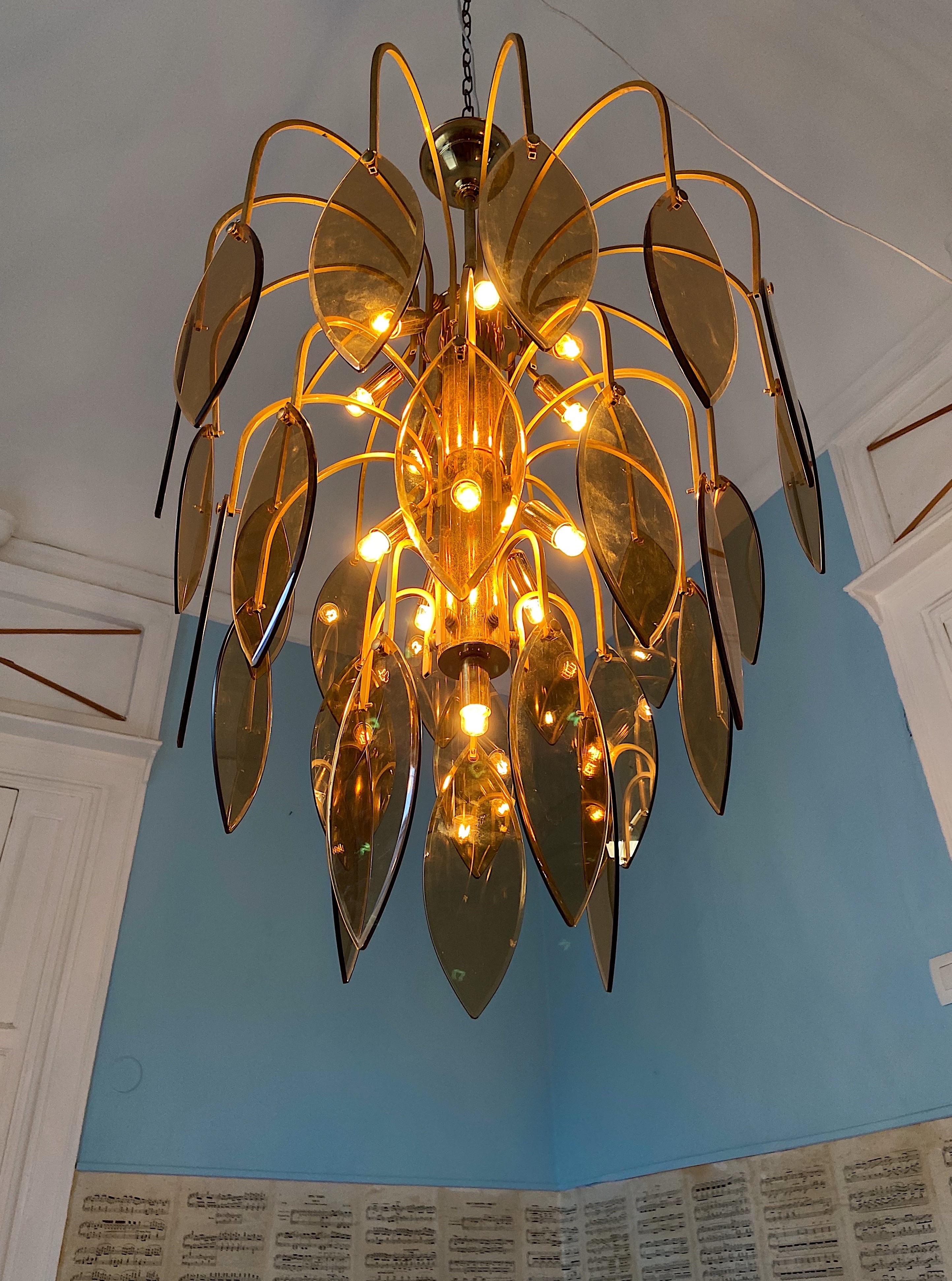 Large Scale Mid-Century Modern Murano Glass Chandelier Attributed to Vistosi  For Sale 4