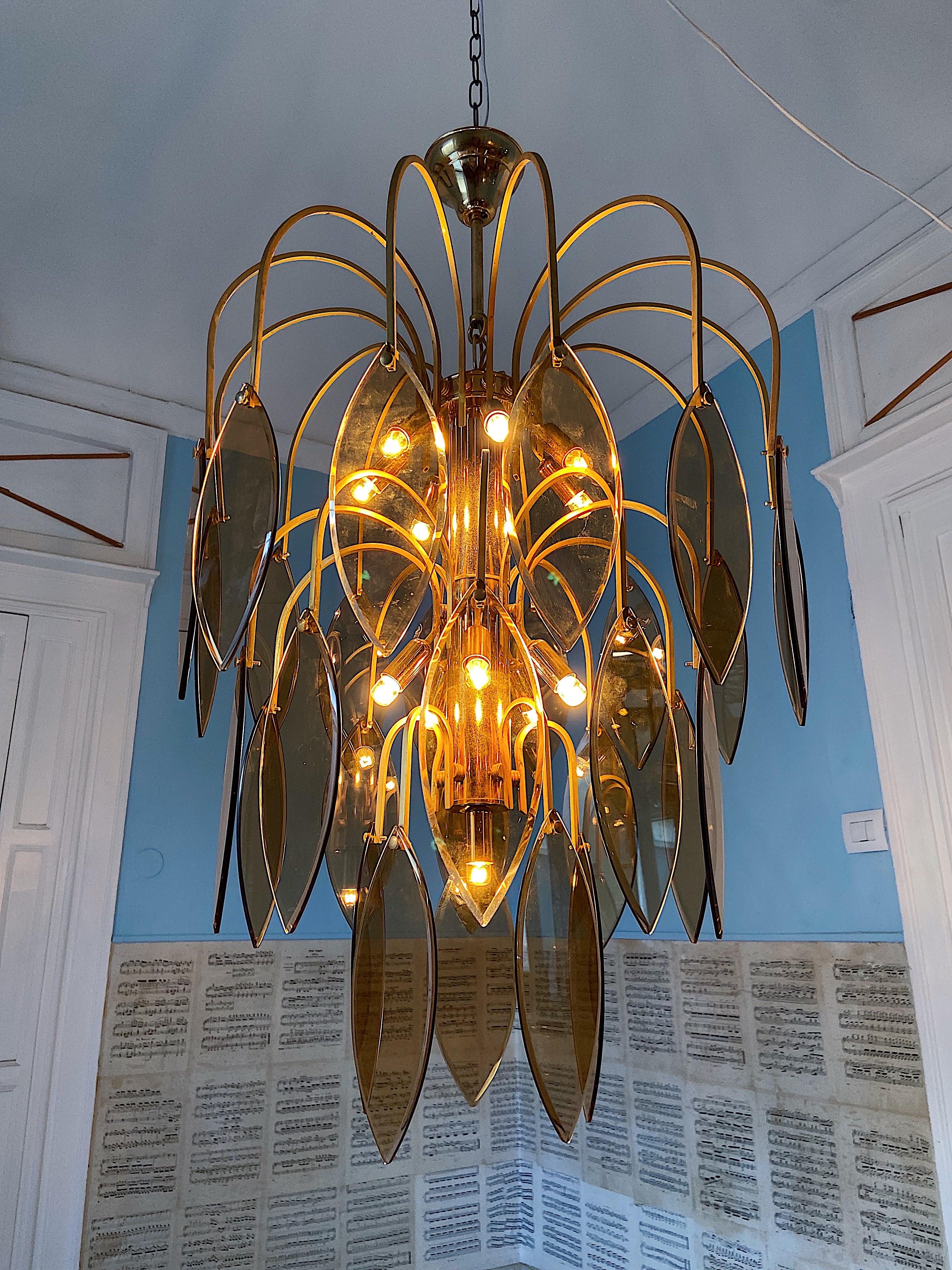 Large Scale Mid-Century Modern Murano Glass Chandelier Attributed to Vistosi  For Sale 5