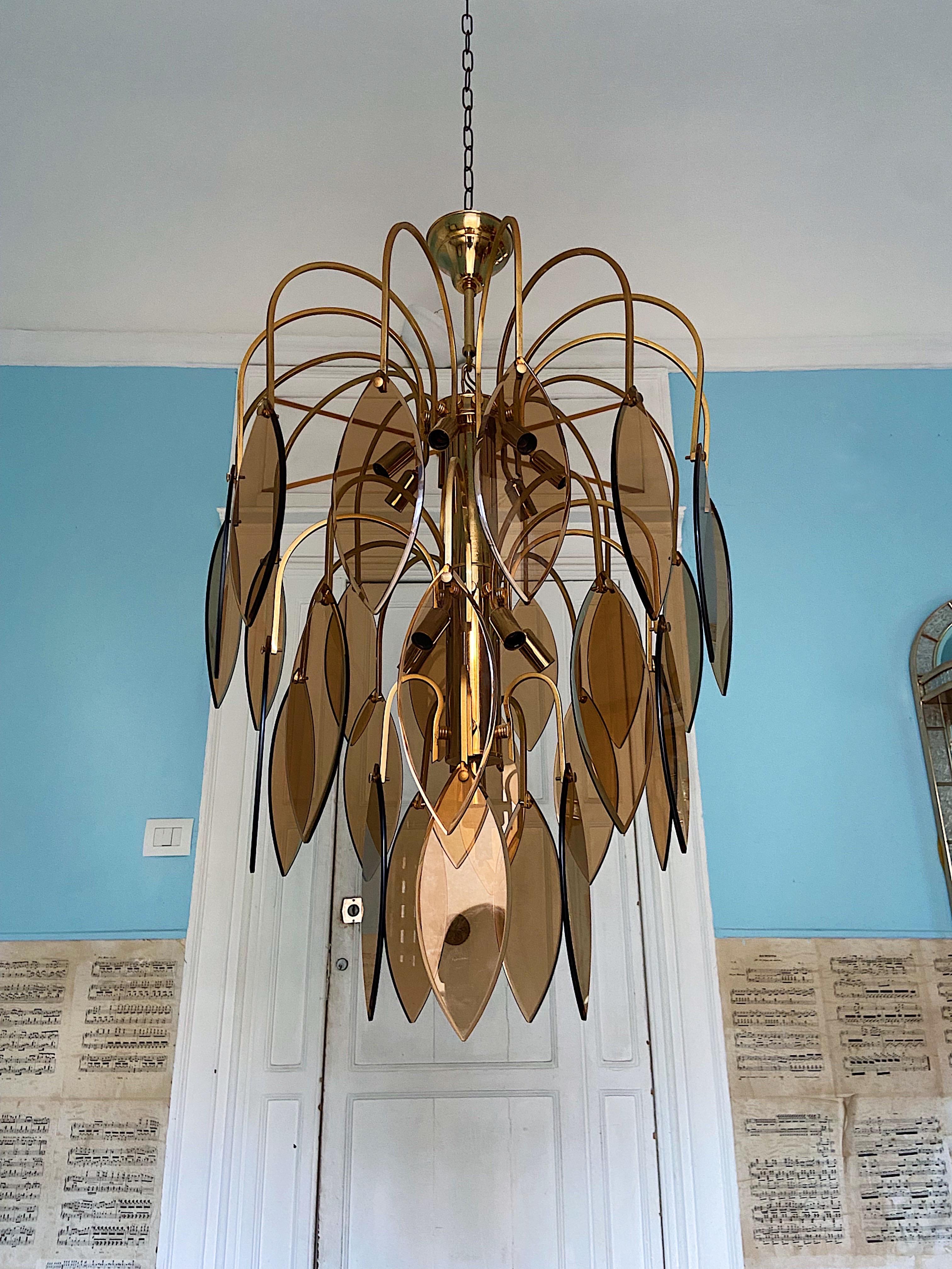 Italian Large Scale Mid-Century Modern Murano Glass Chandelier Attributed to Vistosi  For Sale