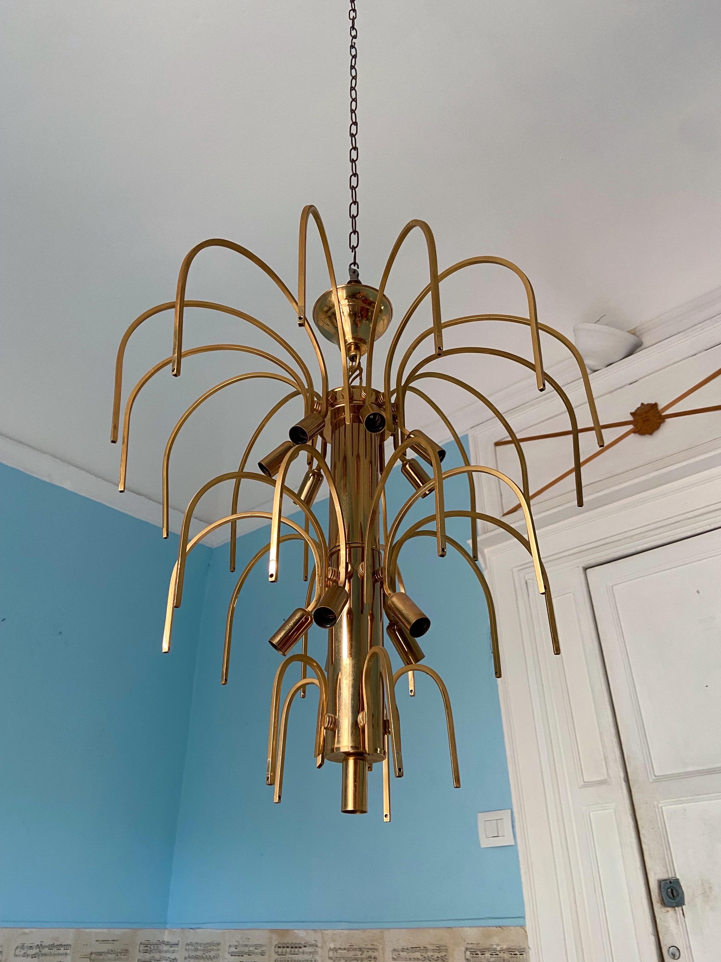 Hand-Crafted Large Scale Mid-Century Modern Murano Glass Chandelier Attributed to Vistosi  For Sale