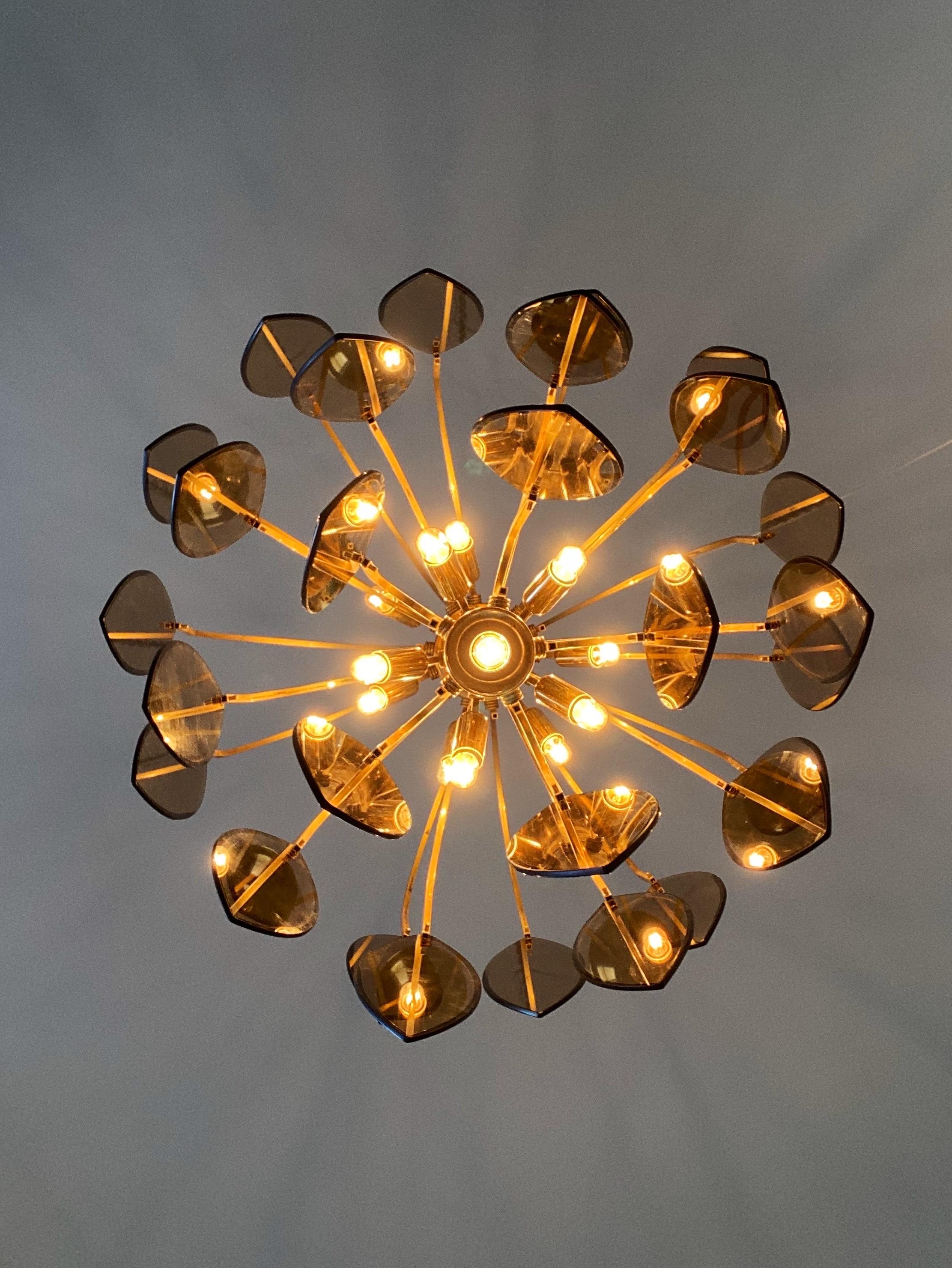 Large Scale Mid-Century Modern Murano Glass Chandelier Attributed to Vistosi  For Sale 1