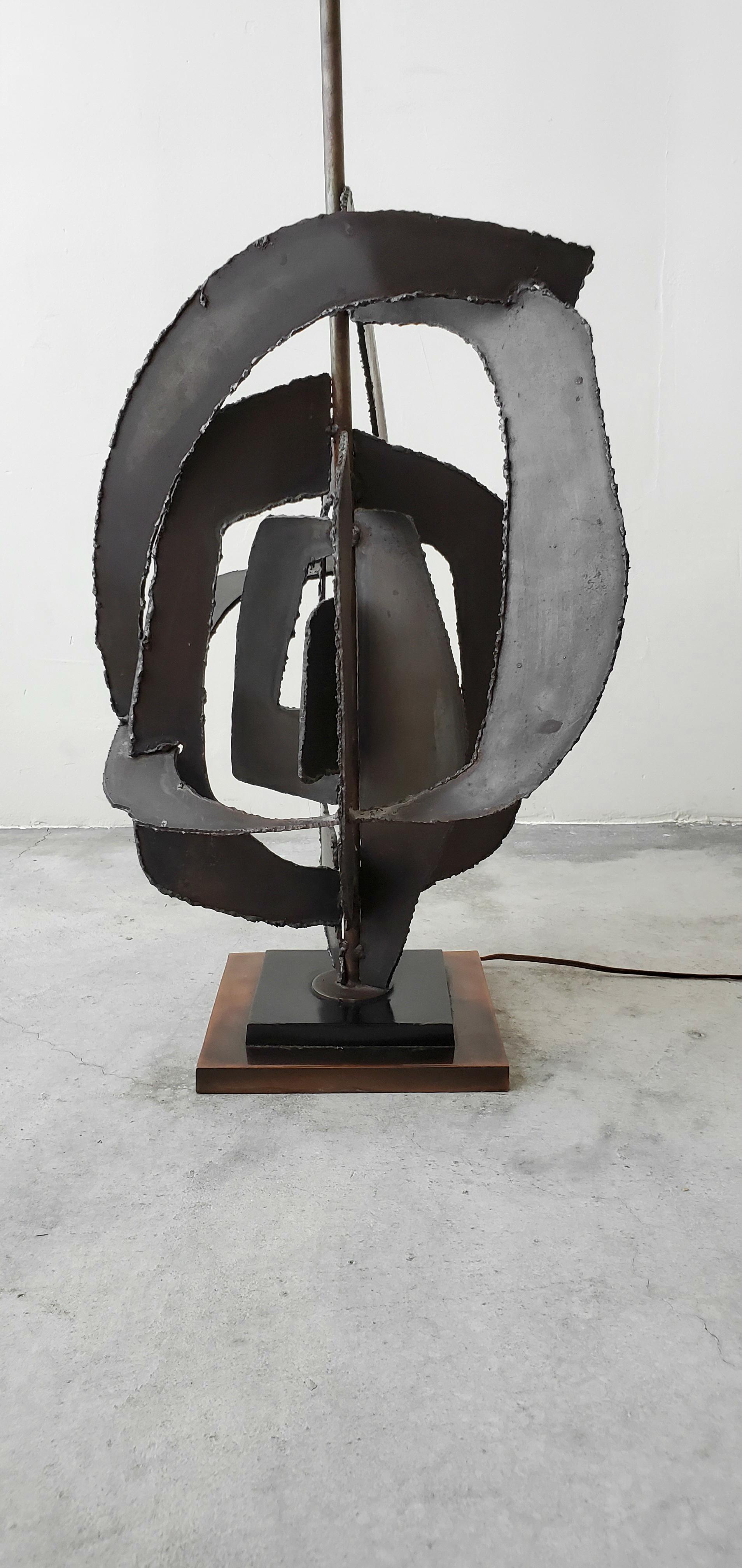 Großformatige skulpturale Brutalist-Lampe aus der Mitte des Jahrhunderts, entworfen von Richard Barr für Laurel Lamp Company. Bestehend aus brenngeschnittener Bronze auf einem quadratischen Kupfersockel. Die Lampe ist ein einzigartiges Schmuckstück.