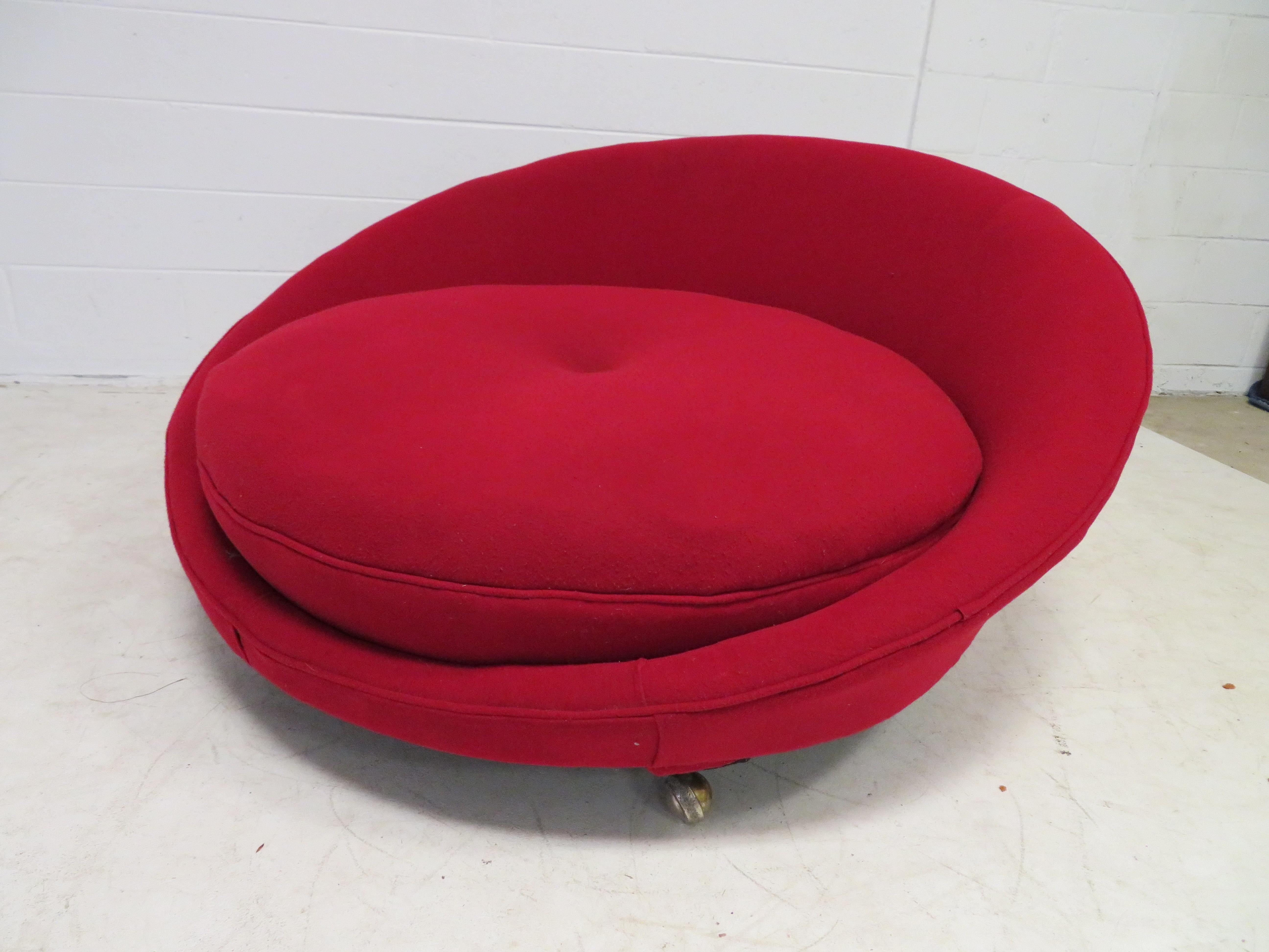 Milo Baughman Style Round Circular Chaise Lounge Chair, Mid-Century Modern For Sale 1