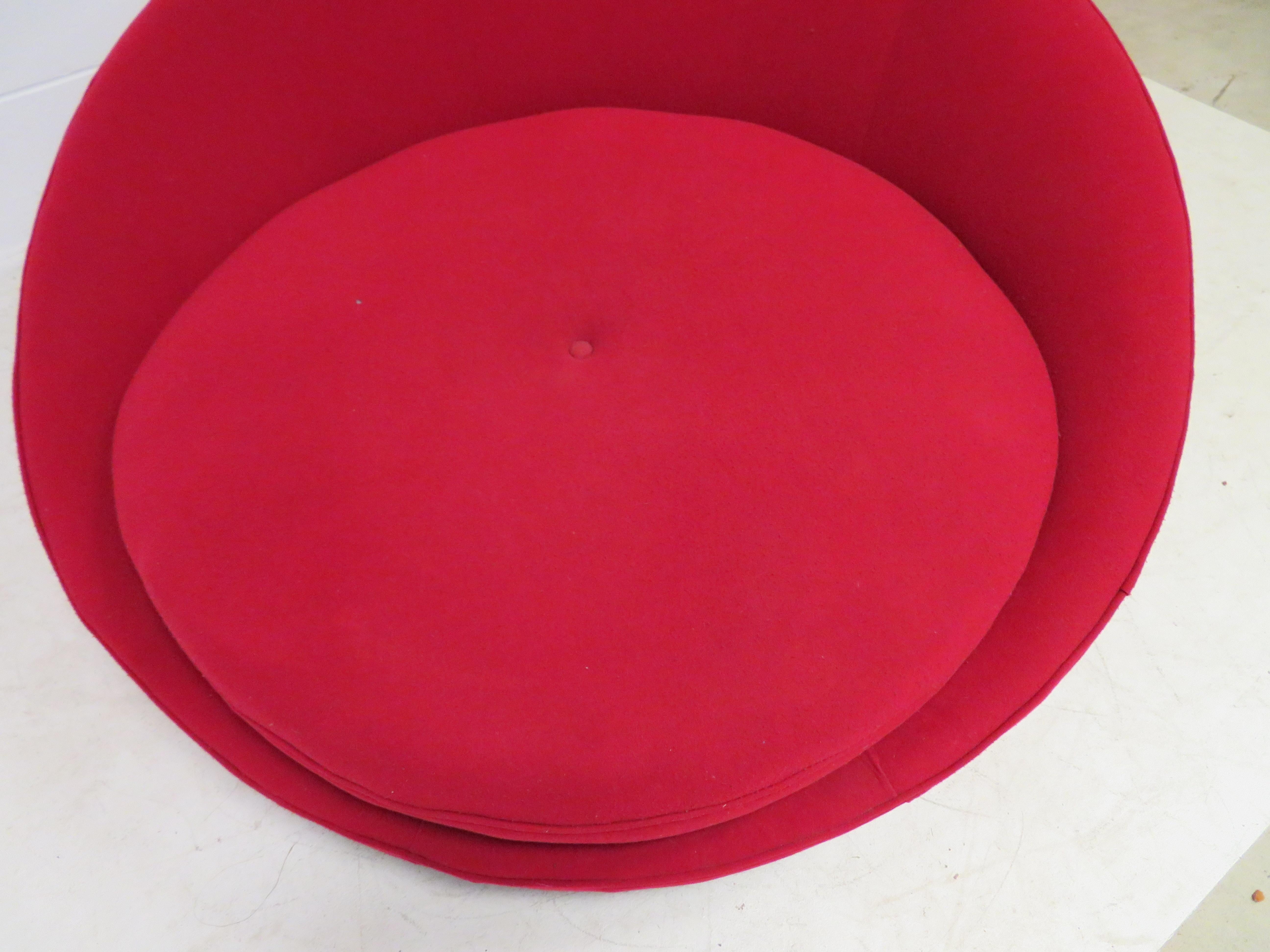 Großer runder Chaiselongue-Sessel im Milo-Baughman-Stil. Dieses Stück muss neu gepolstert werden, aber das ist es, wonach ihr Designer sowieso sucht - richtig?