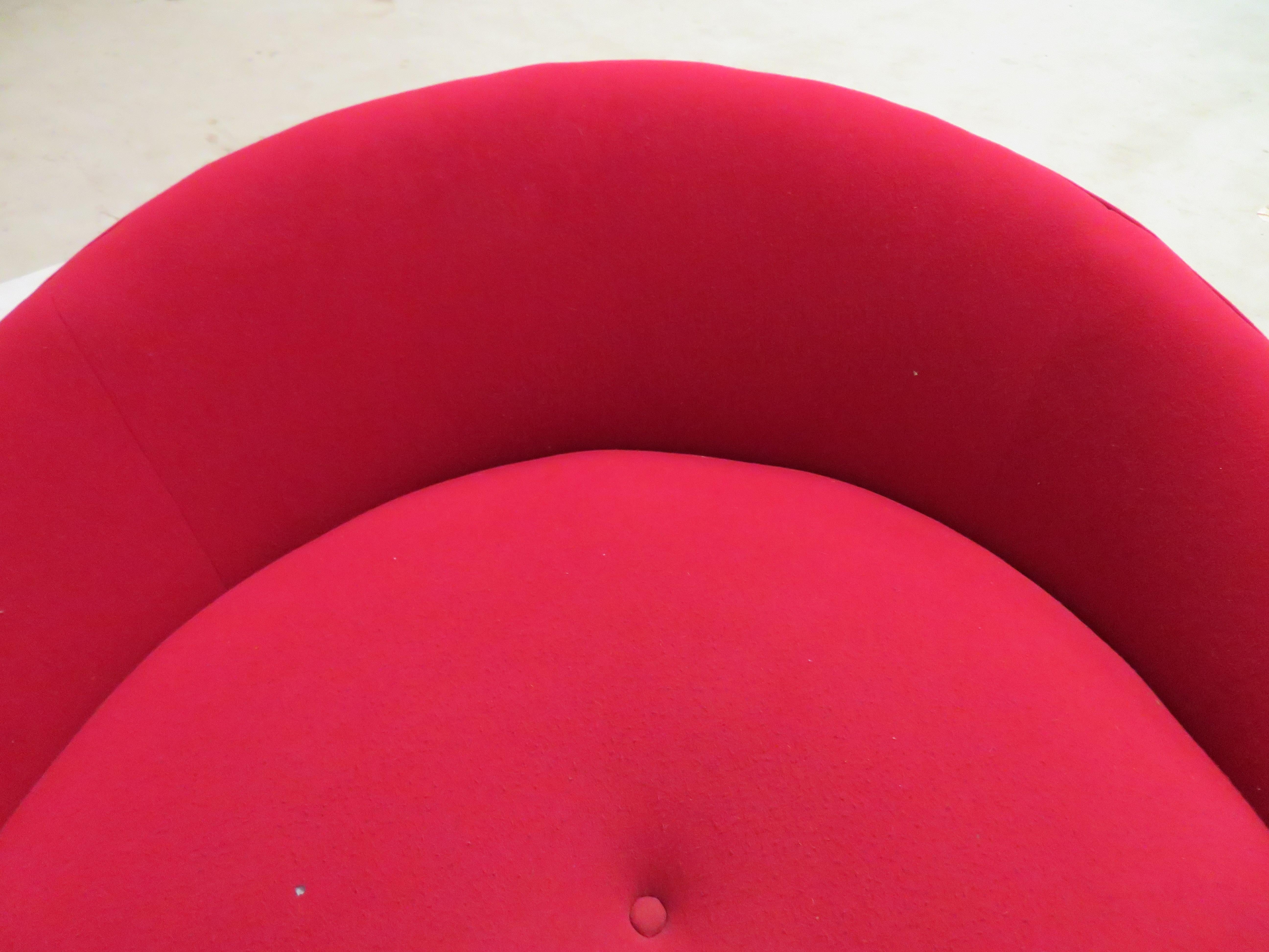 Milo Baughman Style Round Circular Chaise Lounge Chair, Mid-Century Modern In Good Condition For Sale In Pemberton, NJ