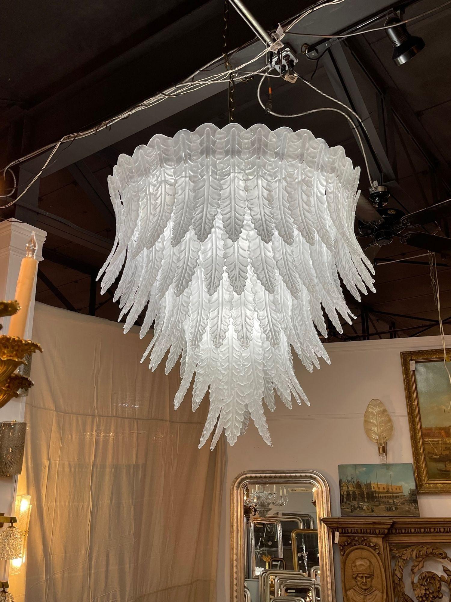 Superbe lustre moderne à grande échelle en verre de Murano en forme de cascade. Avec des couches de morceaux translucides de verre en forme de feuille. Un magnifique lustre texturé qui ne manquera pas d'impressionner. Magnifique !