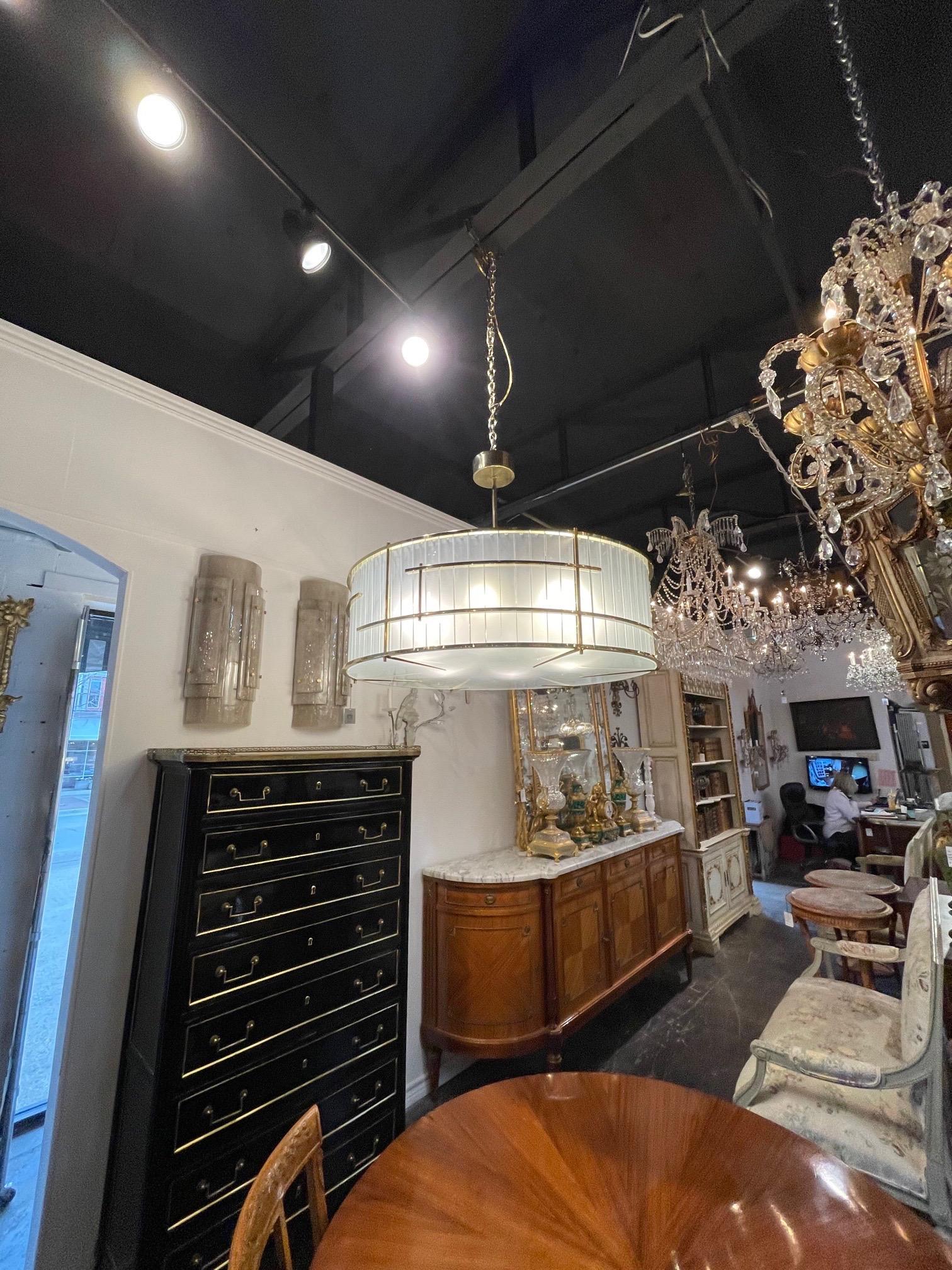 Bellissimo lampadario moderno di grandi dimensioni in vetro di Murano e ottone. Crea un look molto elegante! Squisito!