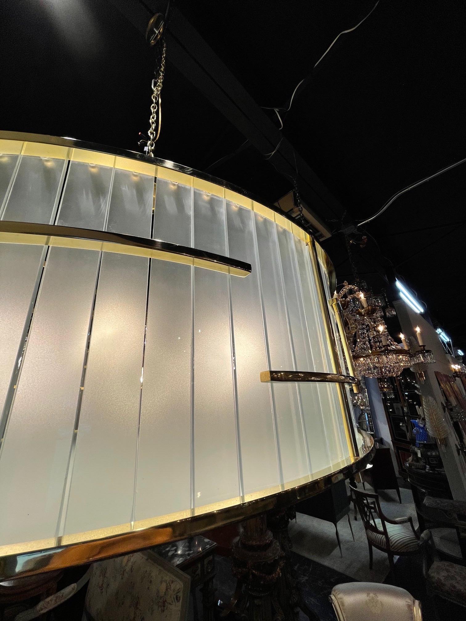 Lampadario rotondo in vetro di Murano e ottone di grandi dimensioni In condizioni buone in vendita a Dallas, TX