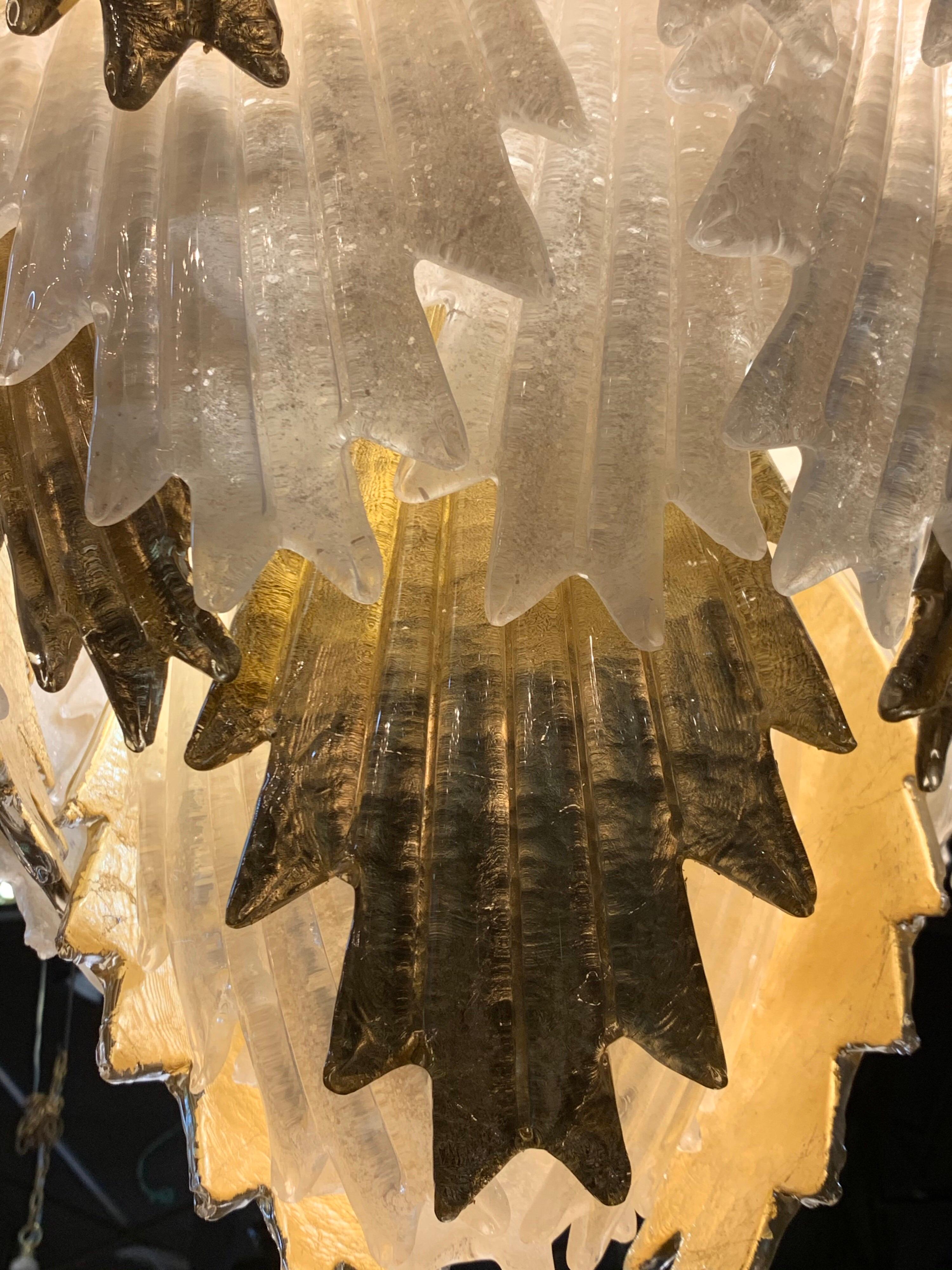 Großer Murano-Kronleuchter in Form eines Wasserfalls aus weißem und goldenem Blattglas (21. Jahrhundert und zeitgenössisch) im Angebot