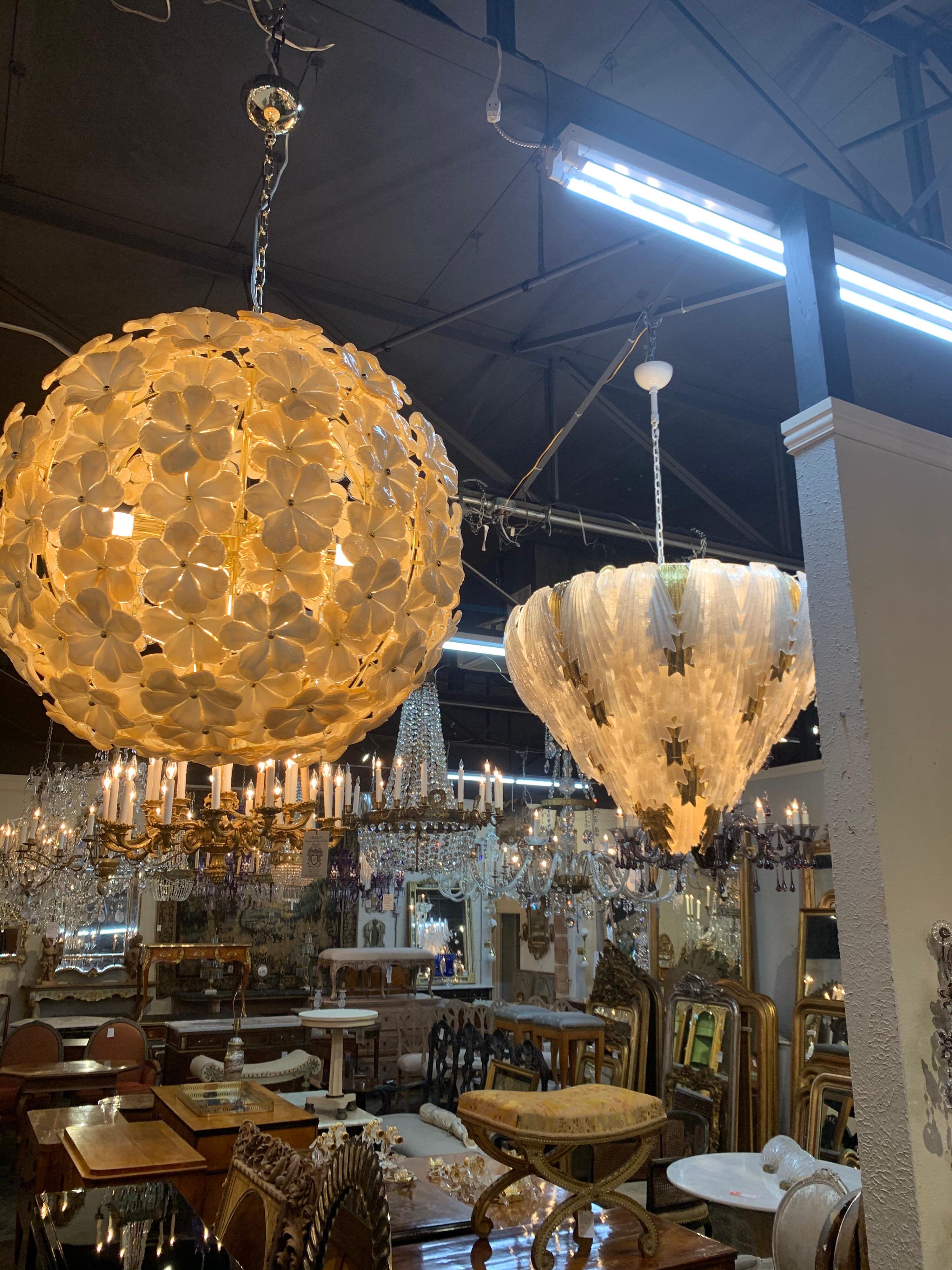 Vetro di Murano Lampadario a cascata di grandi dimensioni in vetro di Murano bianco e oro a forma di foglia in vendita