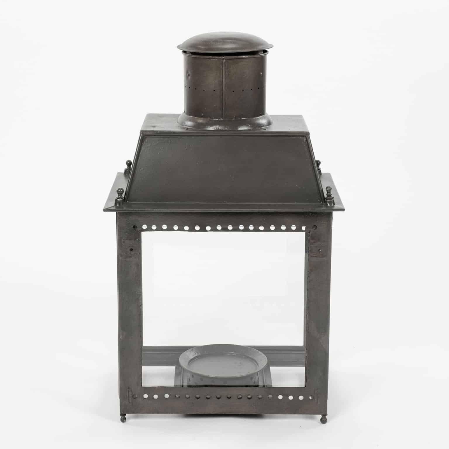 XIXe siècle Large-Scale Pair of French Tole Lanterns en vente