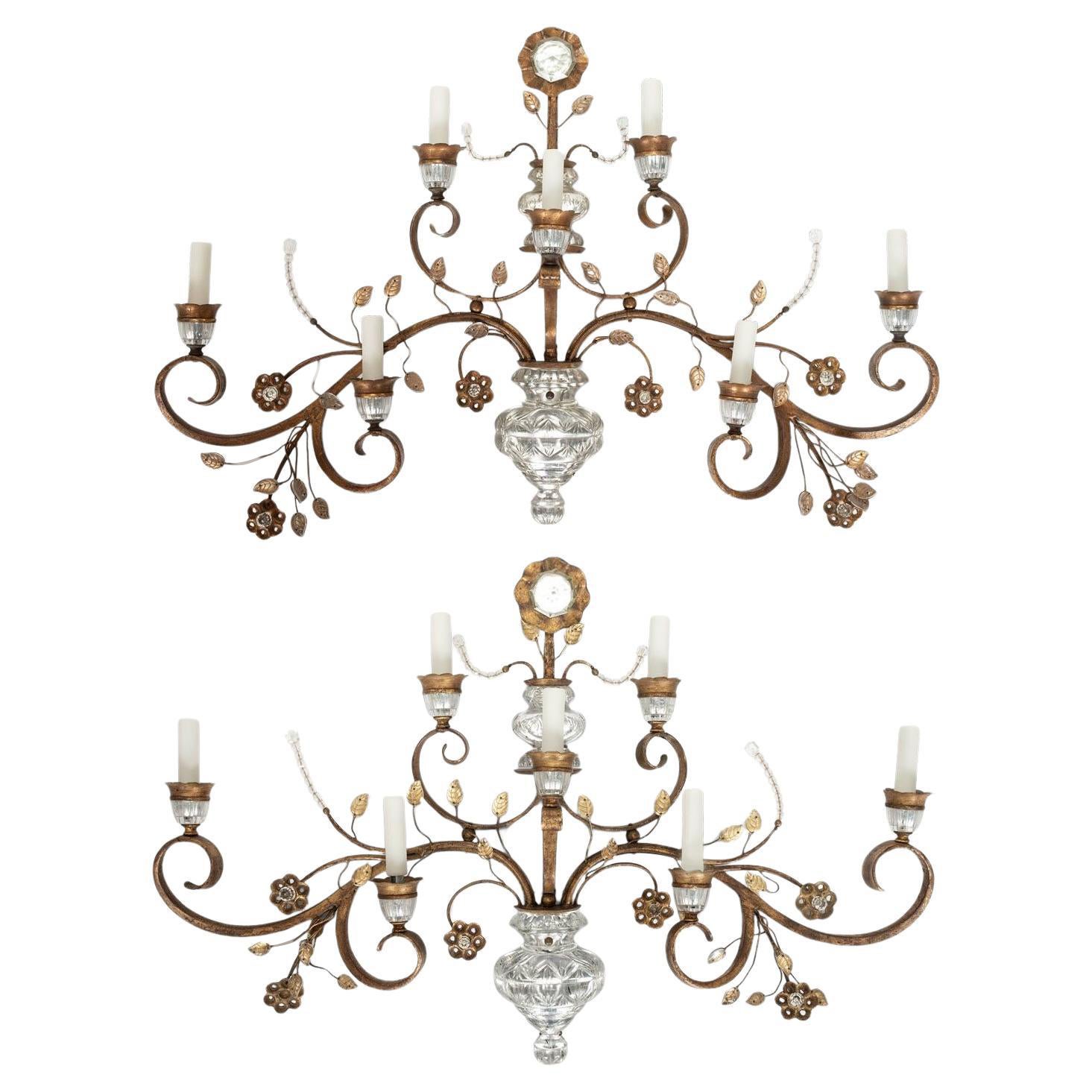 Paire d
appliques en fer doré et cristal de grande taille
