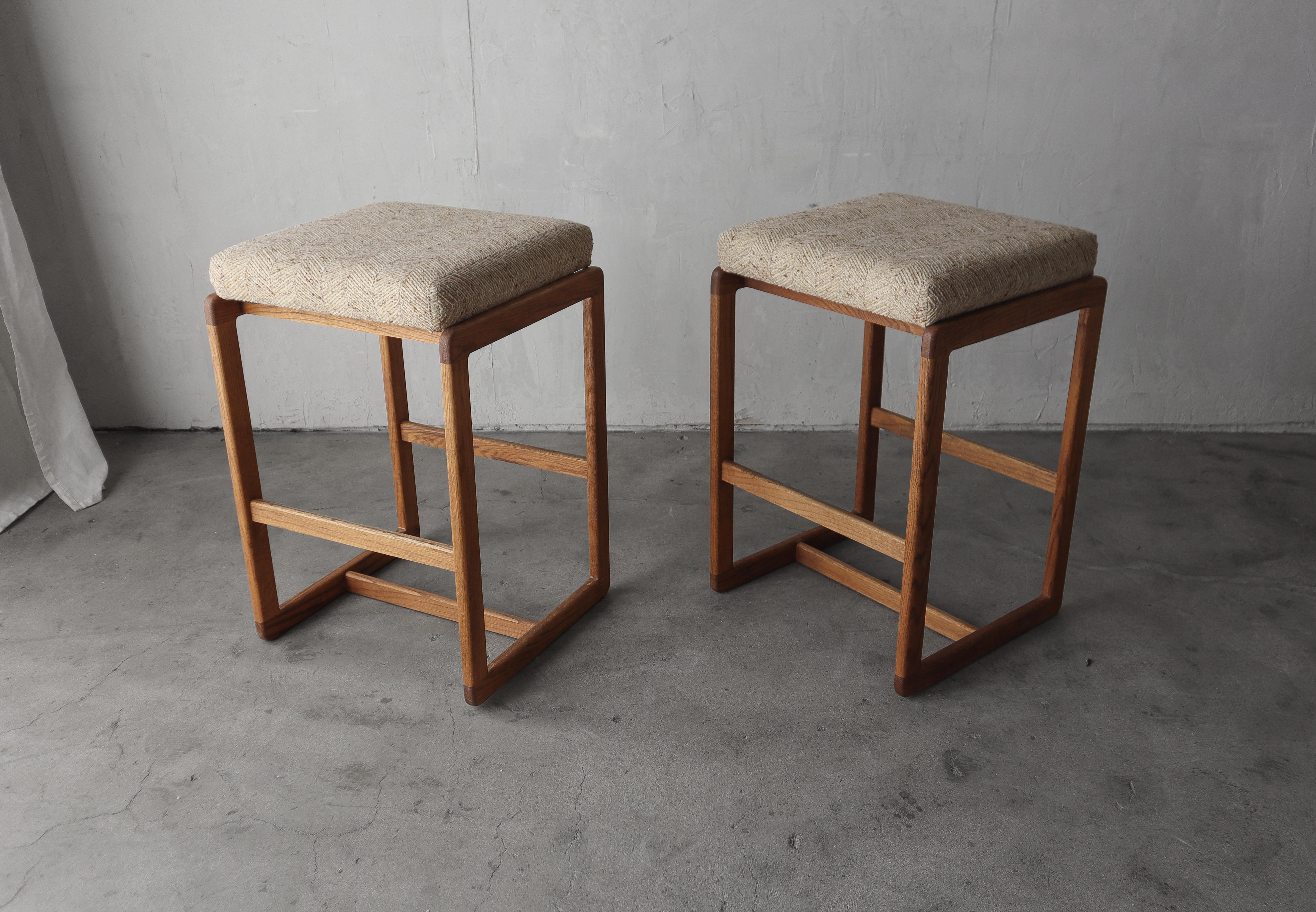 Large Scale Pair of Vintage Oak Bar Stools In Excellent Condition In Las Vegas, NV