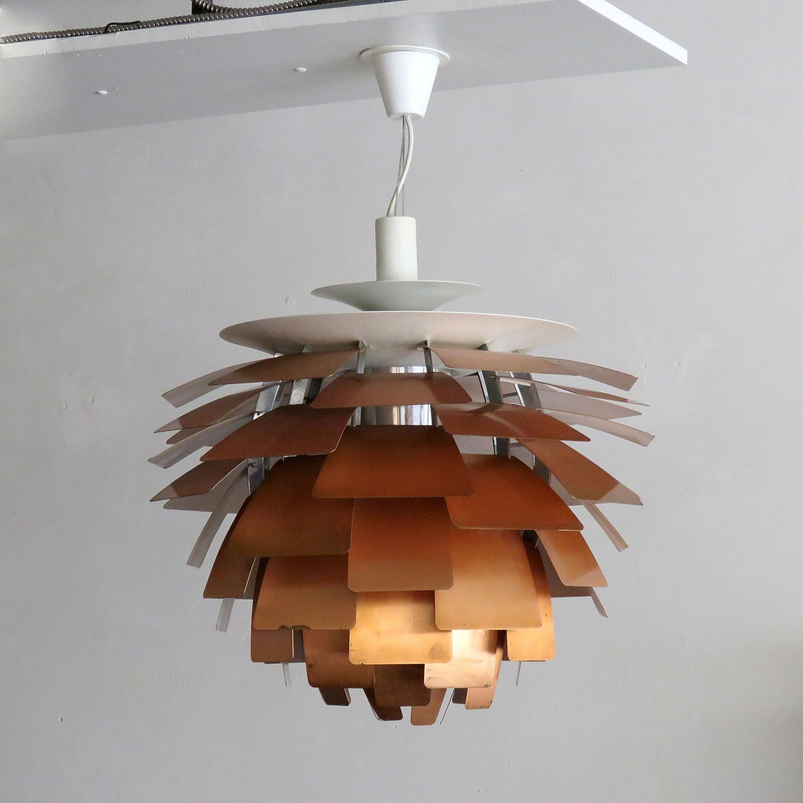 Large-scale iconic brushed copper hanging pendant lamp by Poul Henningsen (60cm), manufactured by Louis Poulsen, Denmark. PH Artichoke (1958) with single point suspension, is a 360-degree glare free luminaire created by 72 copper leaves, which