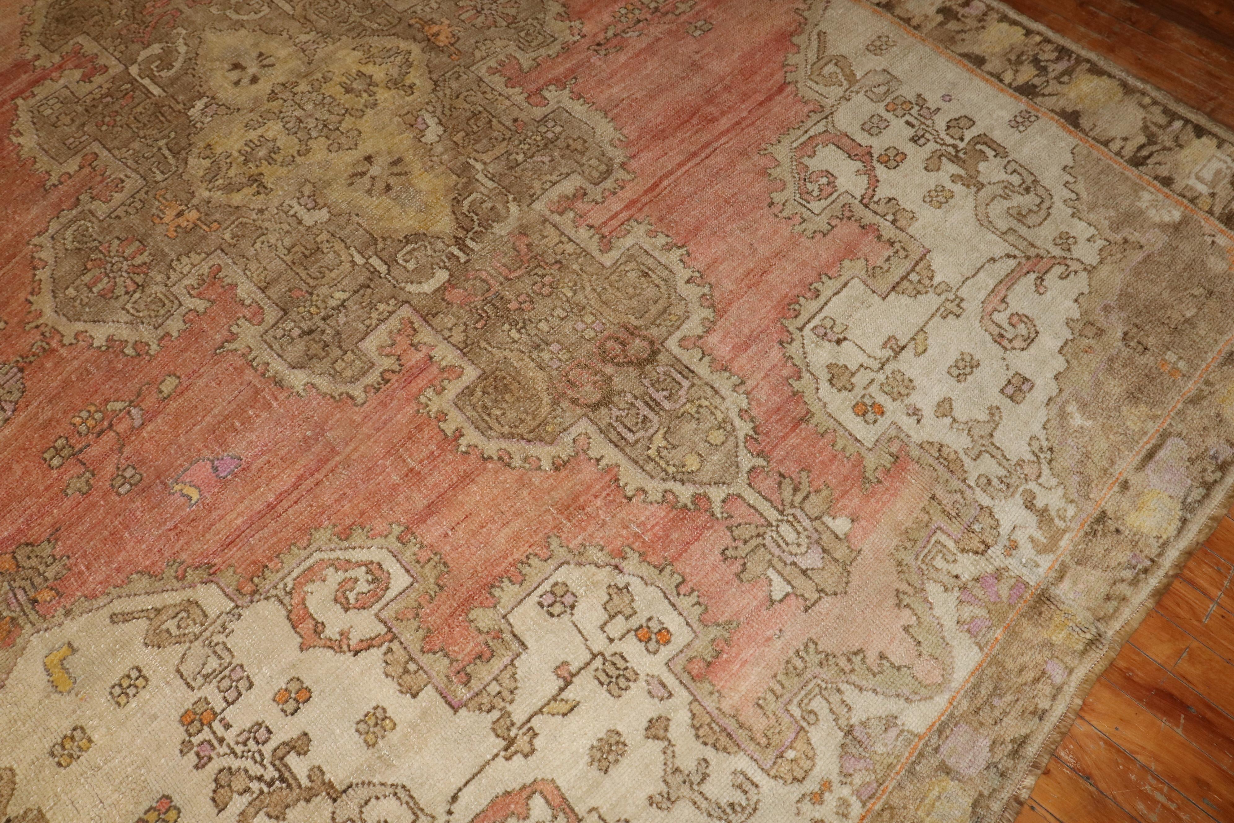 Tappeto oversize rosa turco Kars a grande scala della collezione Zabihi in vendita 1