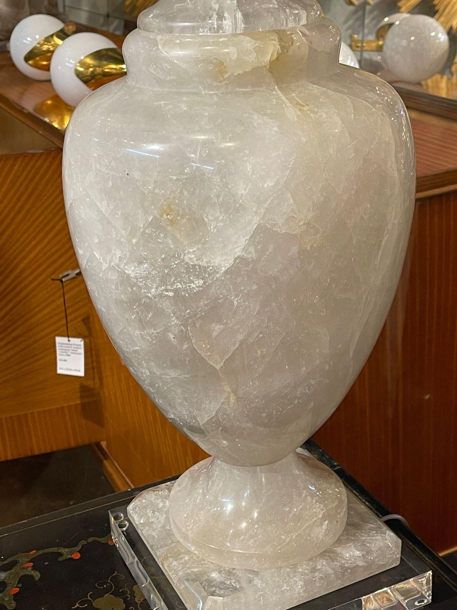 Lampe à grande échelle en cristal de roche poli en vente 1