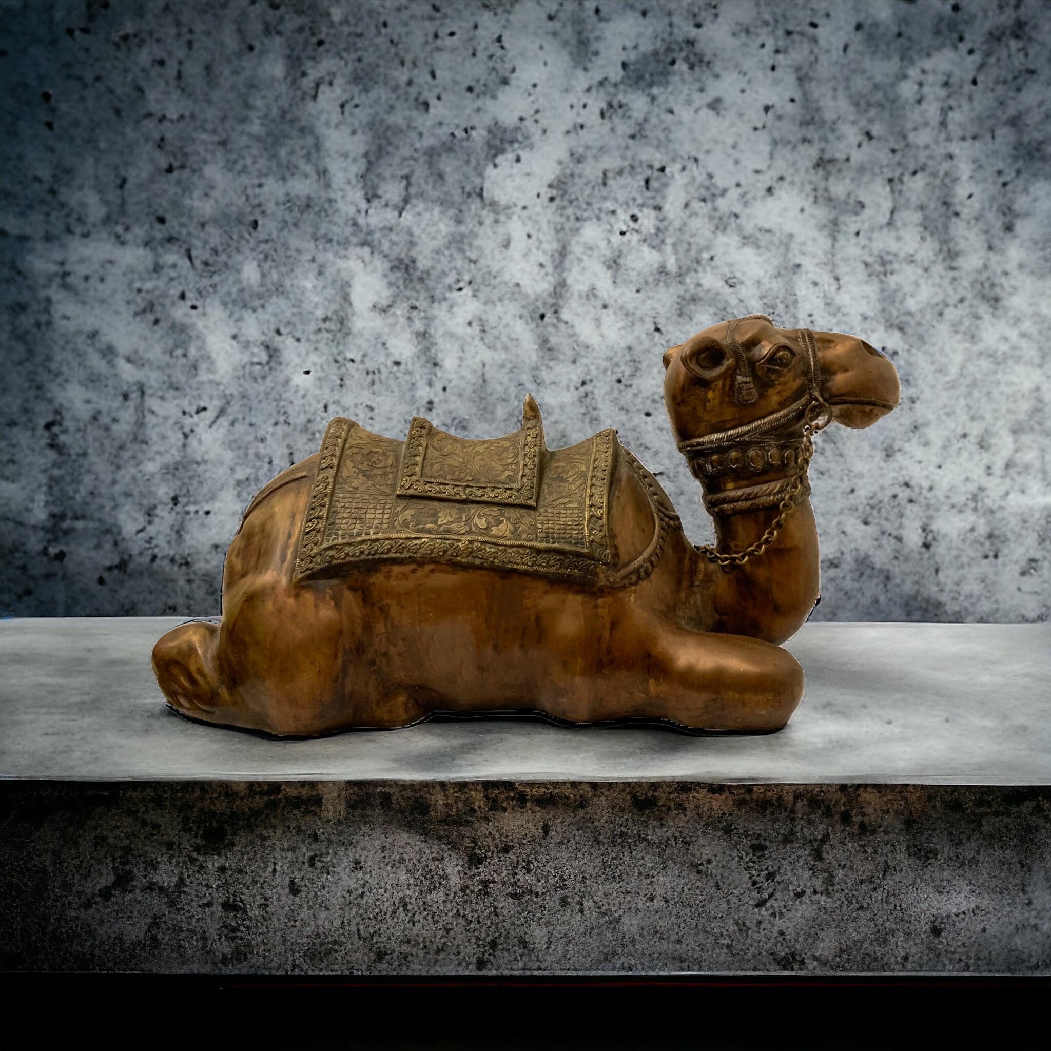 Mauresque Figurine de chameau couché en bronze et laiton de grande taille Att. Smith & Smith en vente