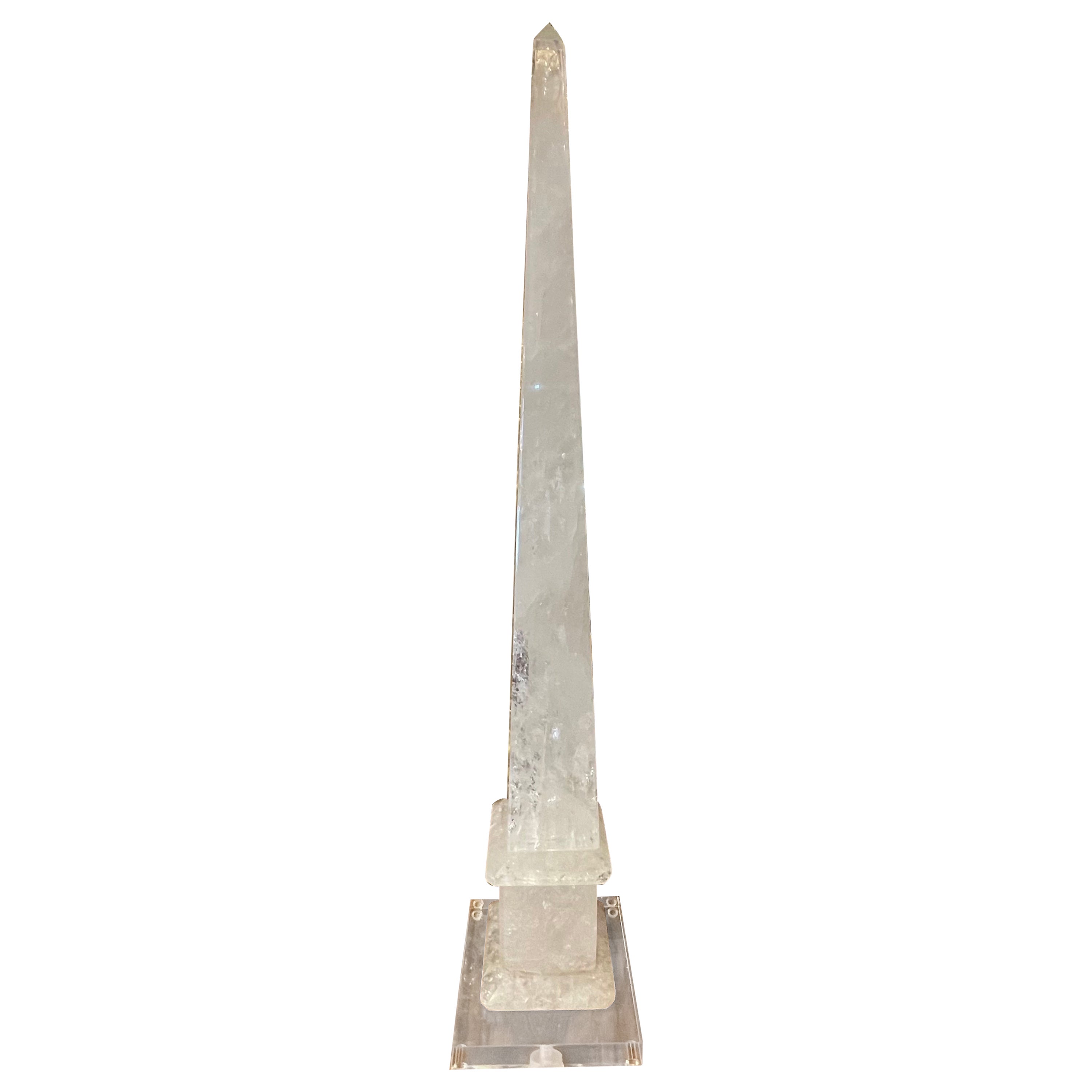Obelisco de cristal de roca a gran escala
