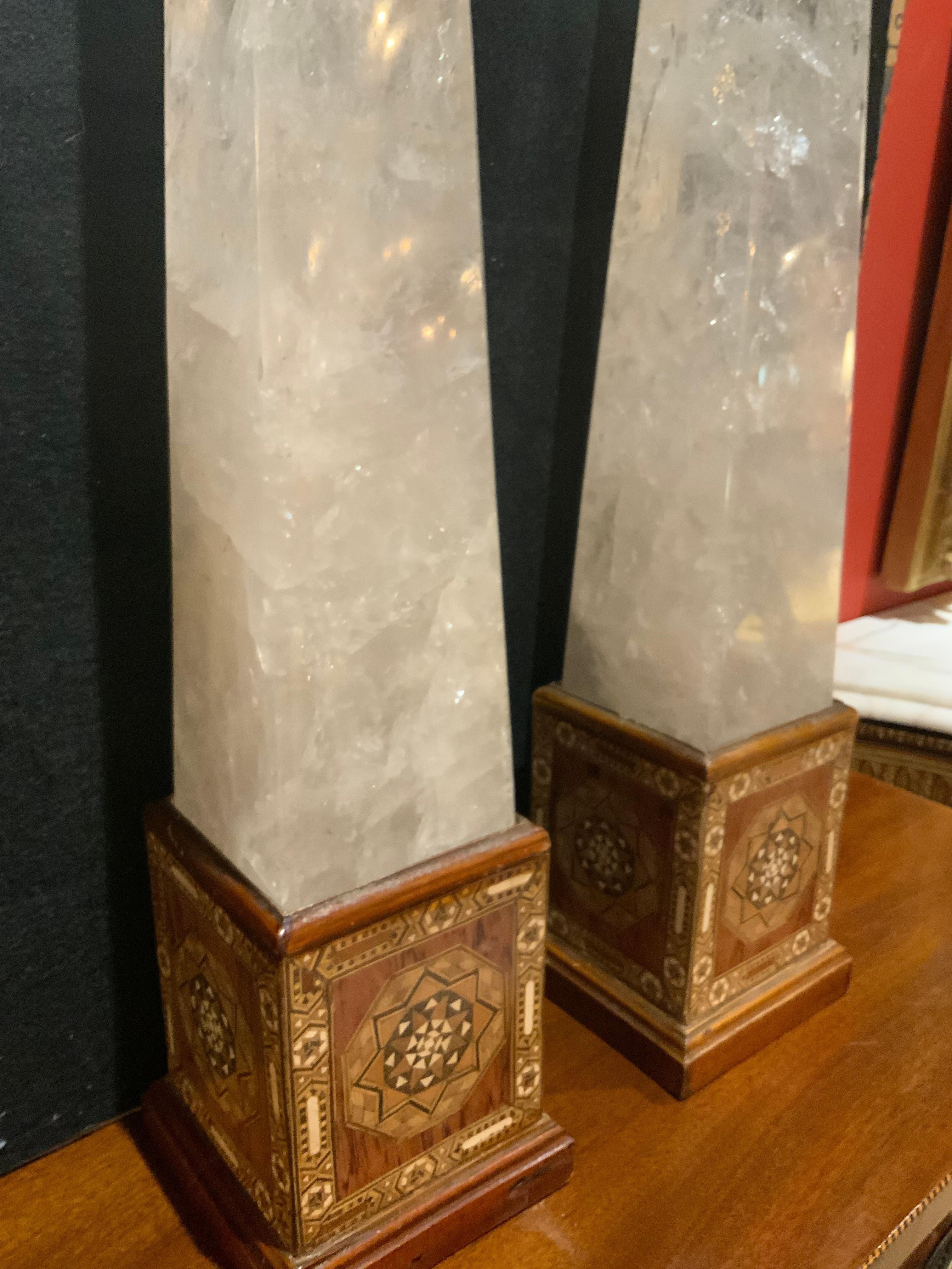 Große Bergkristall-Obelisken auf eingelegten Sockeln im Angebot 1