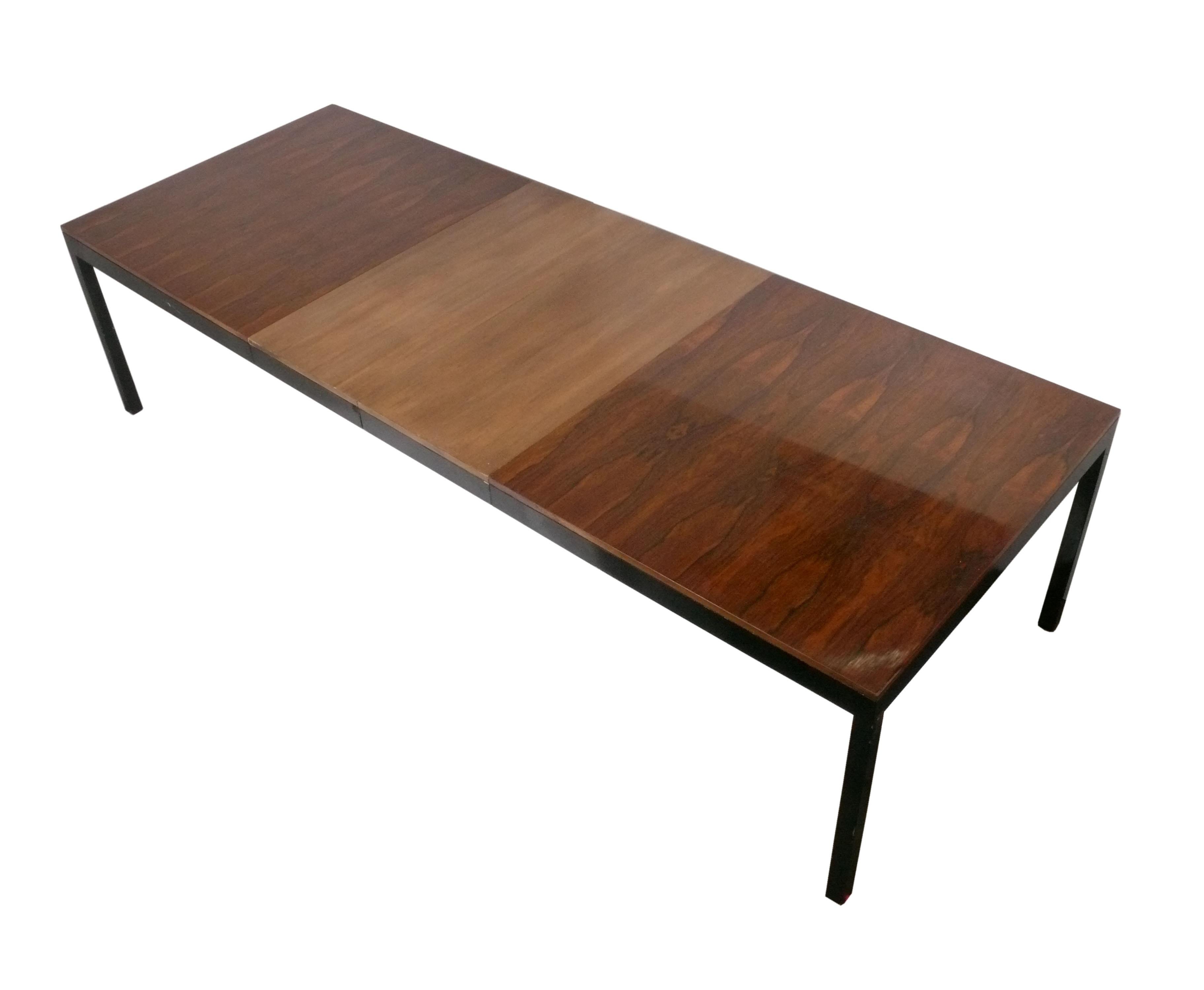Table de salle à manger en palissandre, attribuée à Milo Baughman, non signée, américaine, vers les années 1960. Il mesure 80