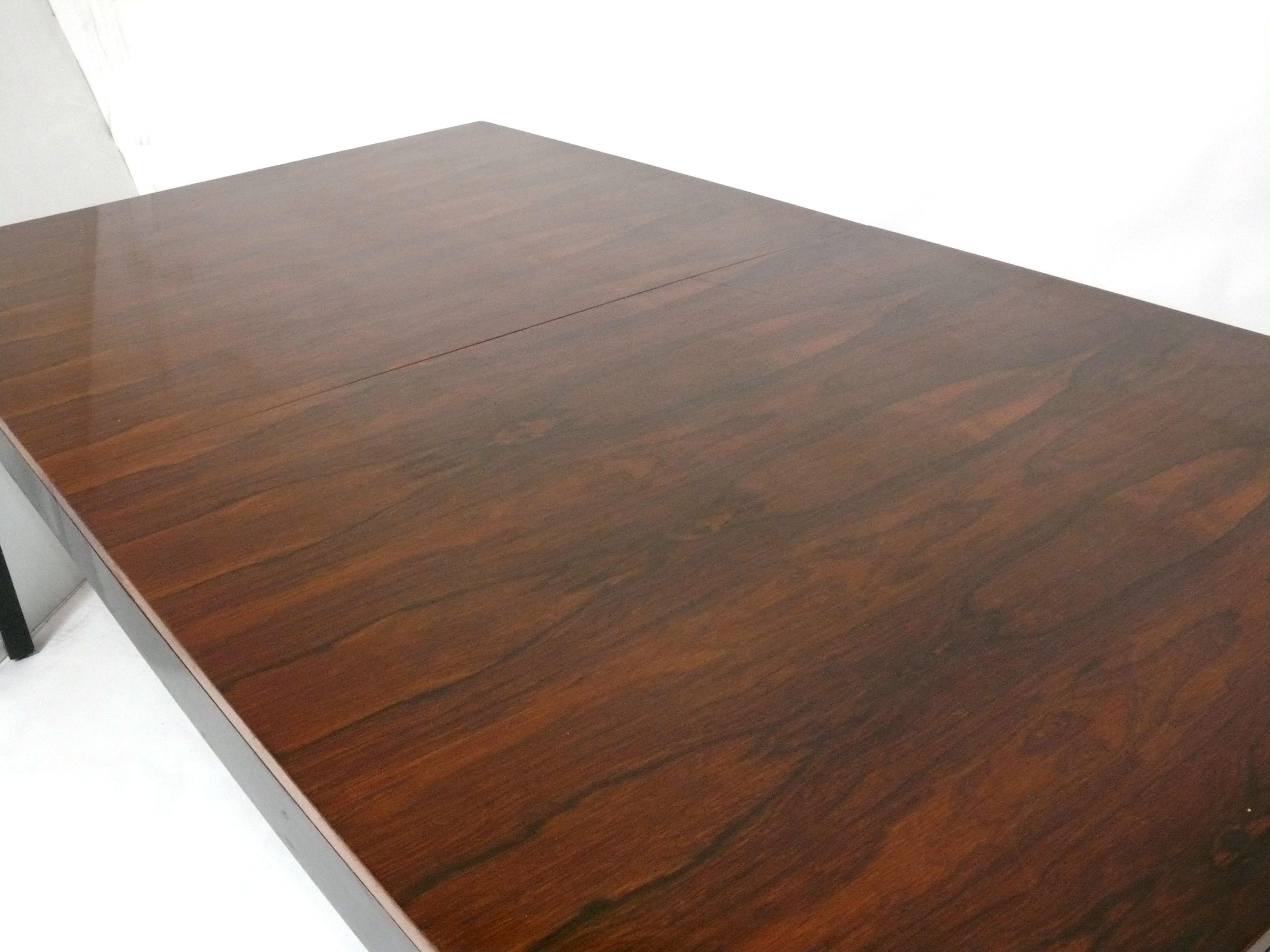 Mid-Century Modern Grande table de salle à manger en bois de rose attribuée à Milo Baughman en vente